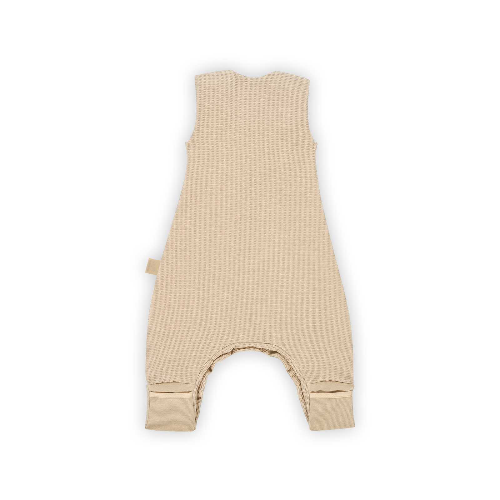 Rückansicht des BVB 4-Season Sleep-Overall Alvi Mom in Beige, ärmellos und mit langen Beinabschlüssen, ohne sichtbares BVB-Emblem.