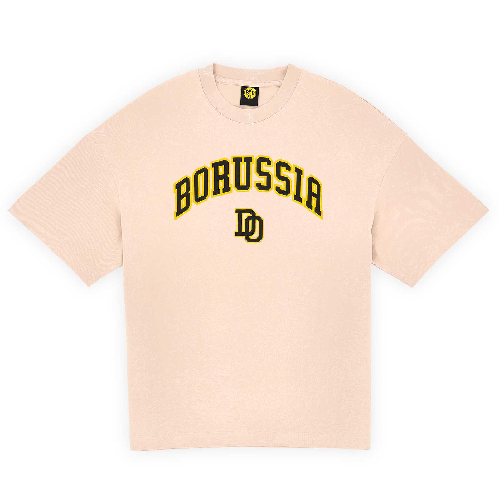 Vorderansicht des BVB College T-Shirts in Beige mit schwarzgelbem „BORUSSIA DO“-Schriftzug auf der Brust und BVB-Emblem im Nackenlabel.