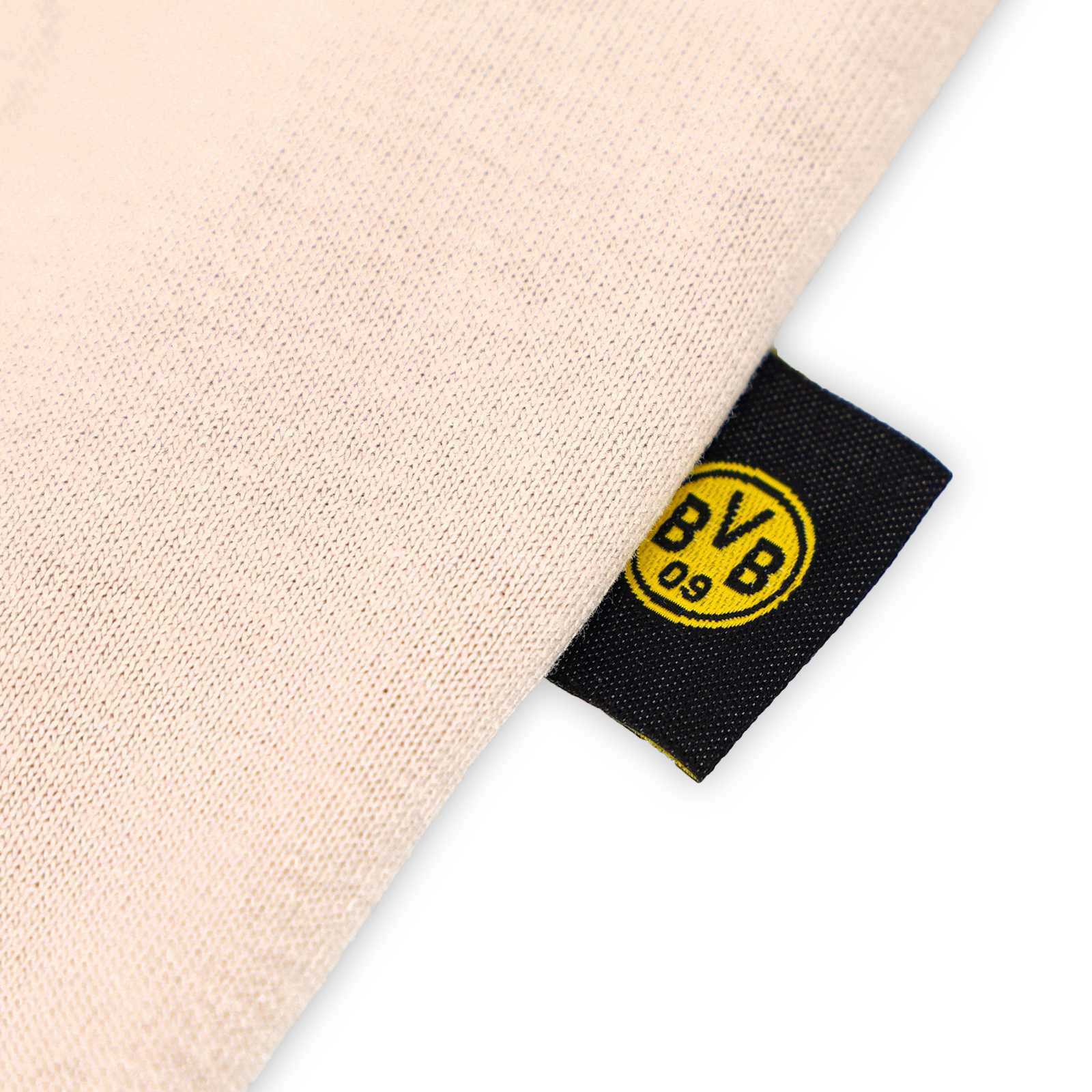 Detailansicht des BVB College T-Shirt Kinder moonbeam mit schwarzgelbem BVB-Emblem auf einem angenähten Label am Saum.