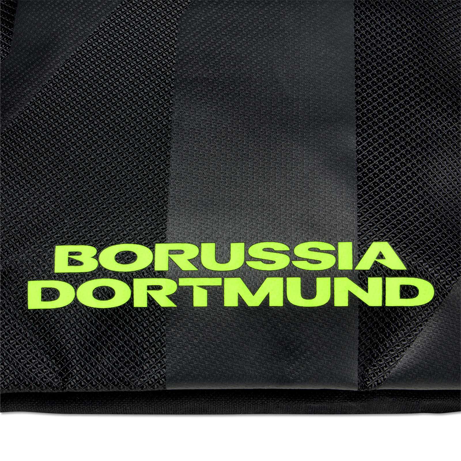 Detail-Ansicht des Neon-farbenen Borussia Dortmund-Schriftzuges auf der Vorderseite