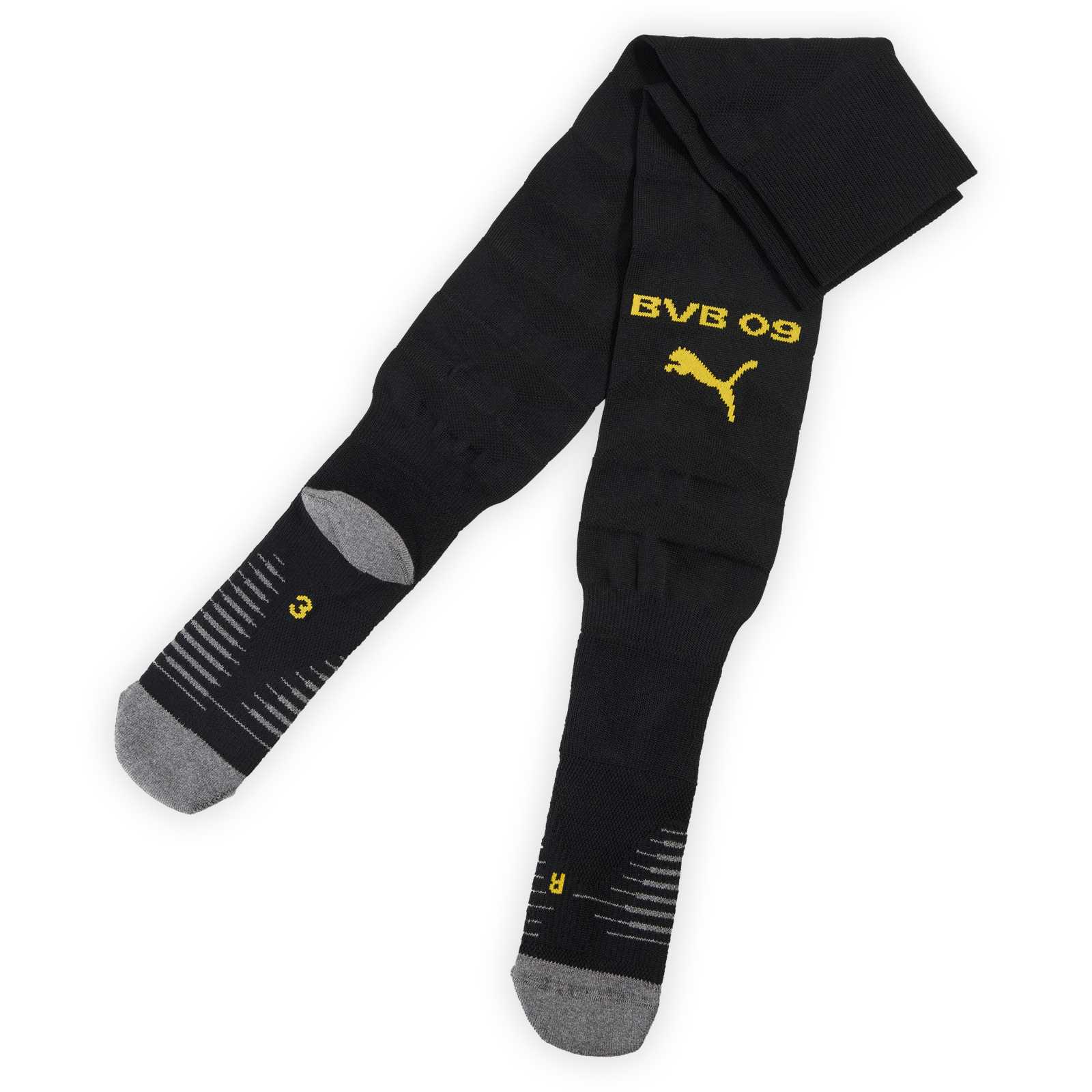 Die zwei schwarzen BVB Stutzen 25/26 liegen so übereinander, dass Vor und Rückseite sichtbar sind. Auf der Rückseite sind der Schriftzug "BVB 09" und das PUMA Logo in gelb eingestickt.