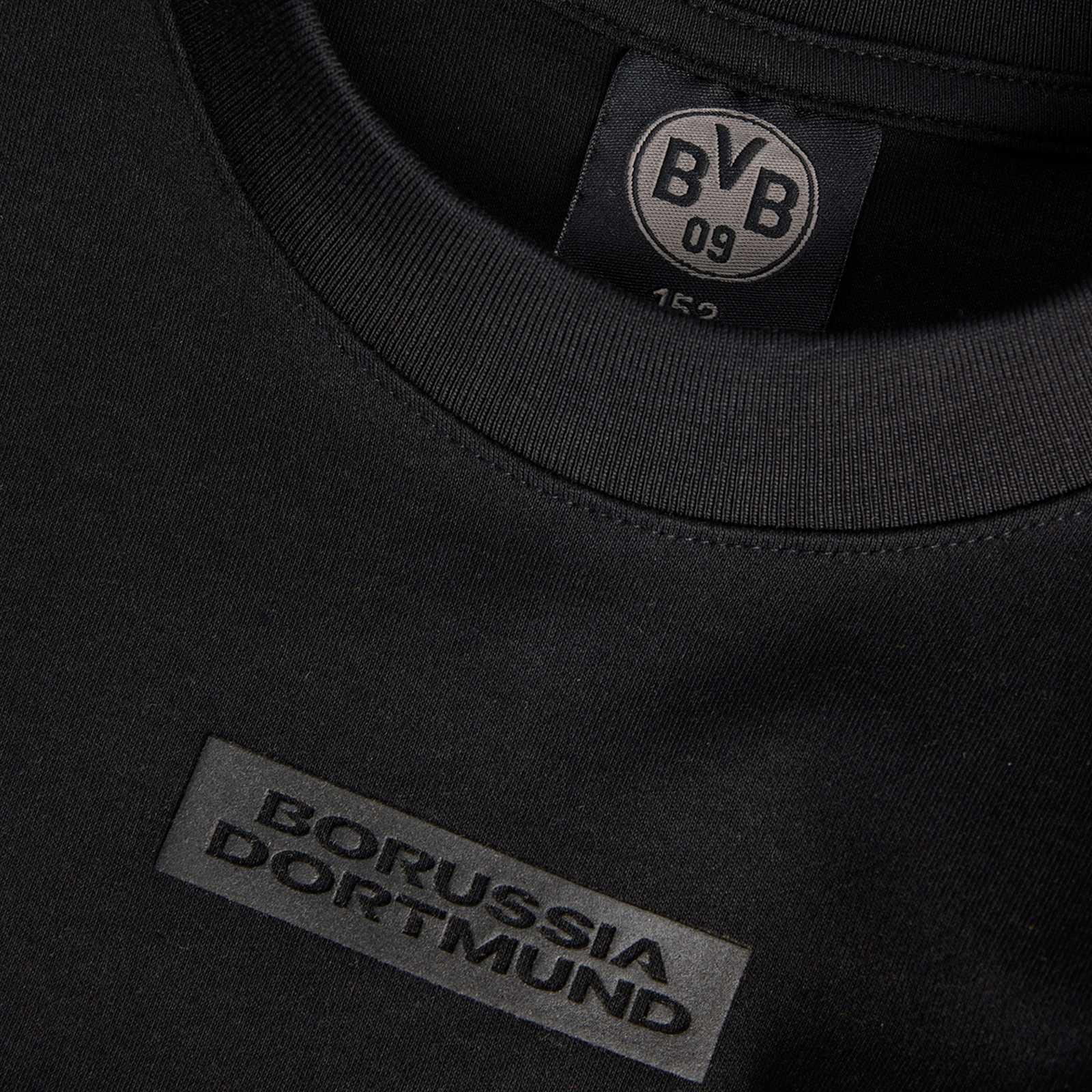 Detailansicht des "Borussia Dortmund"-Schriftzugs auf der Brust.