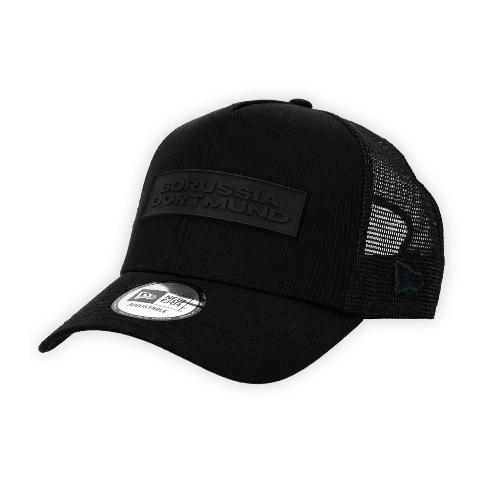 Vorderansicht einer schwarze Kappe mit Borussia Dortmund-Schriftzug und Netz am hinteren Teil der Kappe.