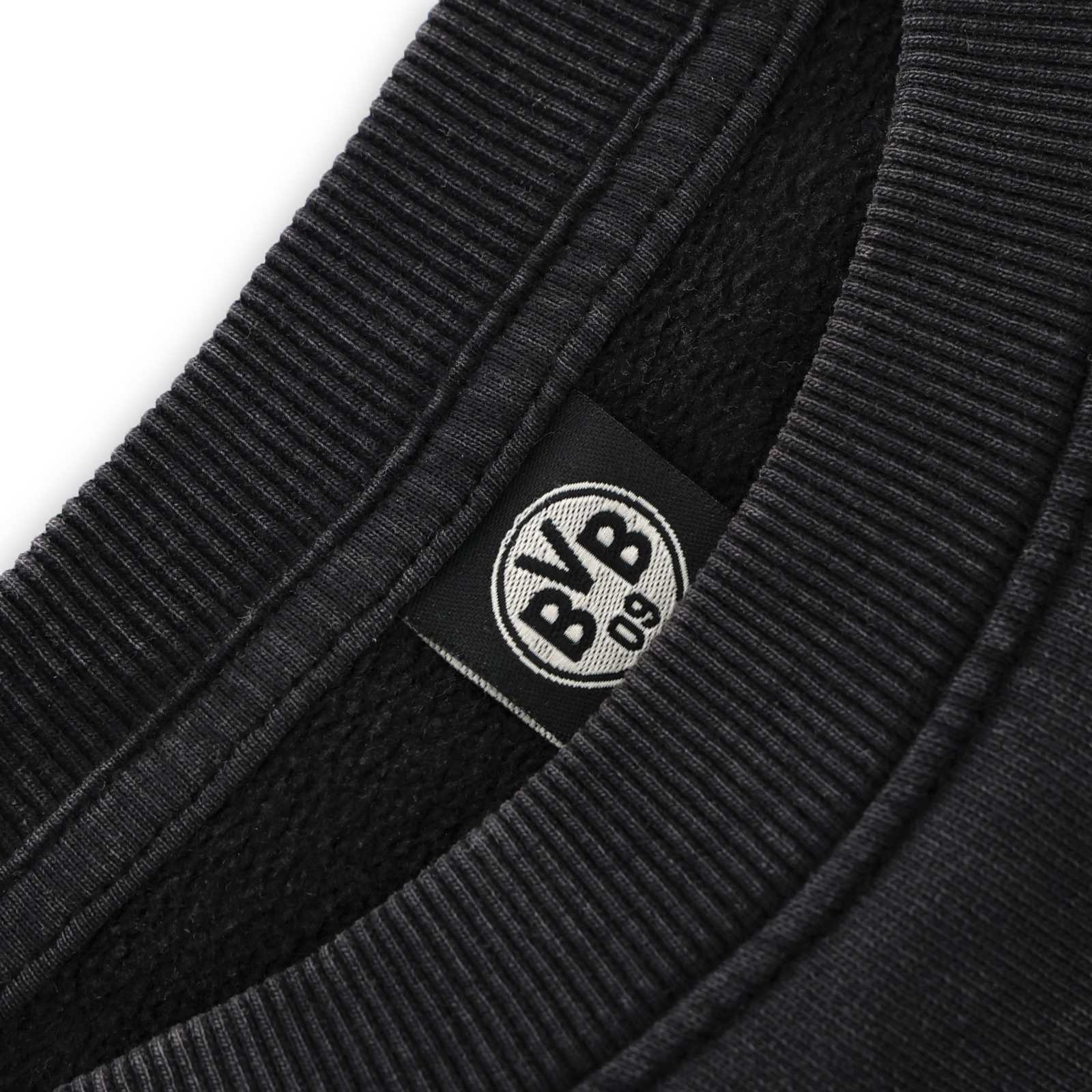 Detailansicht des grauen BVB-Logos im Nacken-Innenbereich