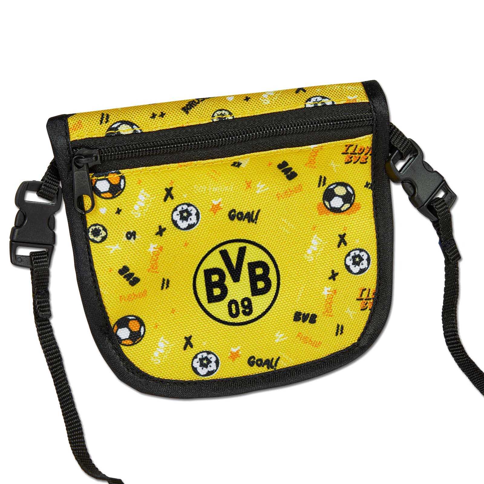 Vorderansicht der gelben Geldbörse mit schwarzem Reißverschluss, schwarzem Tragegurt, Bildern von Fußbällen und diversen Schriftzügen und einem BVB-Emblem auf der Mitte