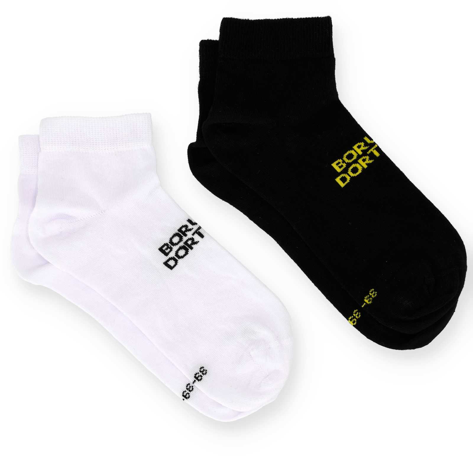 Zwei Paar BVB-Socken. Das weiße Paar hat einen schwarzen Borussia Dortmund-Schriftzug auf dem Spann, das schwarze Paar einen gelben Schriftzug