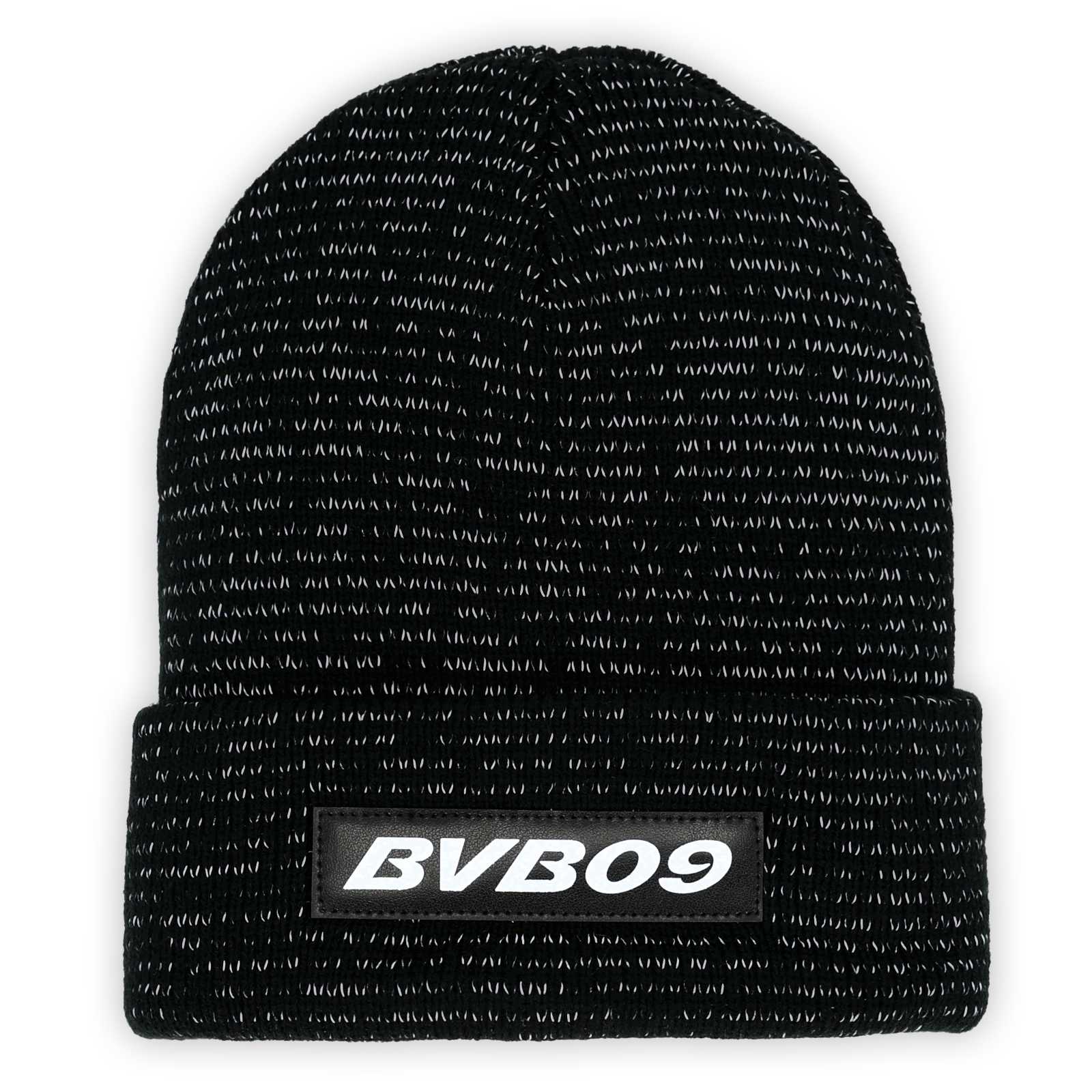Vorderansicht der schwarzen BVB-Strickmütze mit Reflektorfäden und reflektierendem BVB09-Schriftzug auf der Krempe