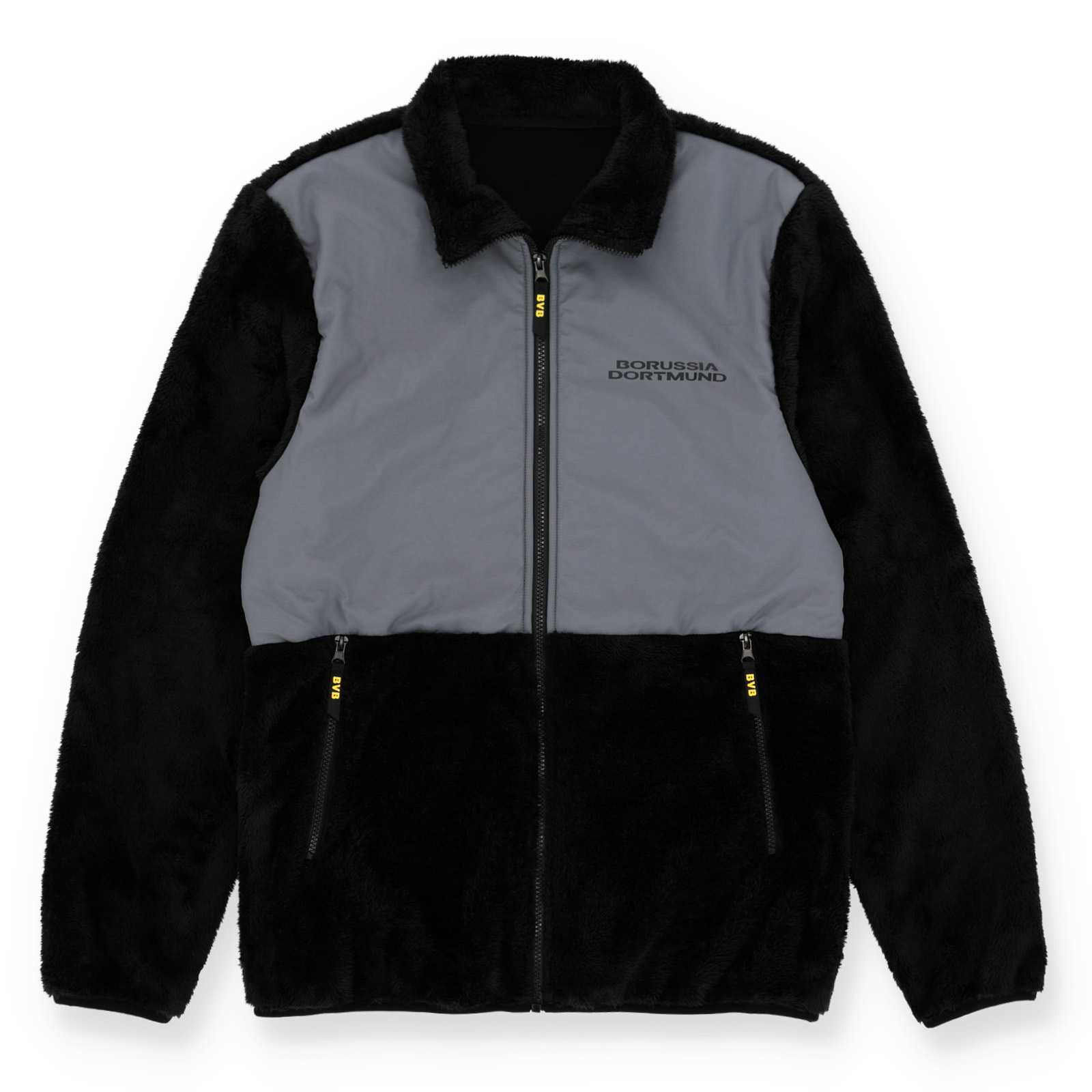 Vorderansicht der schwarz-grauen BVB Jacke mit Teddy Stoff an den Ärmeln und am unteren Teil und einem schwarzen Borussia Dortmund Schriftzug auf dem grauen Brustbereich