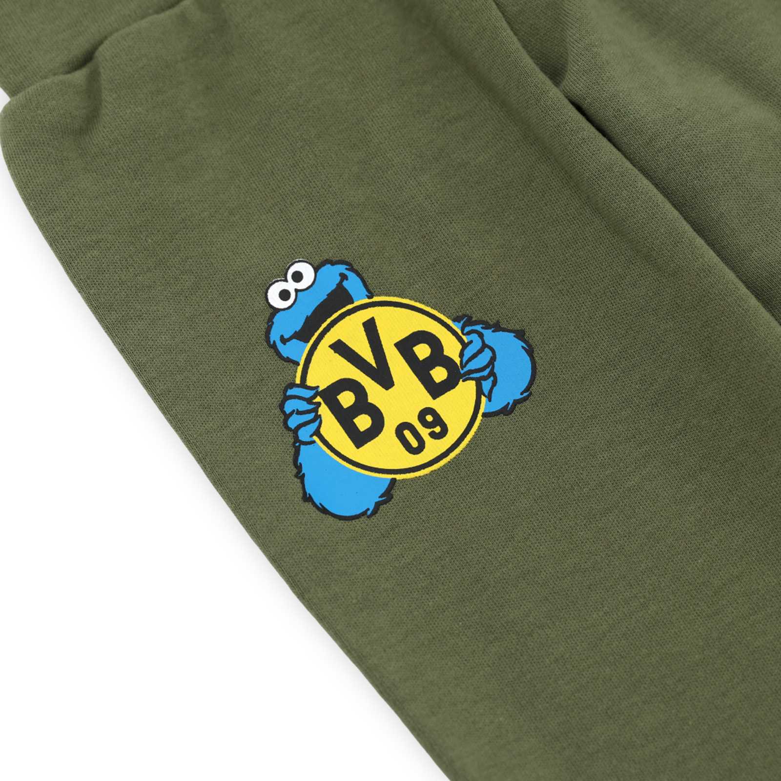Detailaufnahme des Krümelmonsters auf der Hose, welches das BVB-Logo in den Händen hält.
