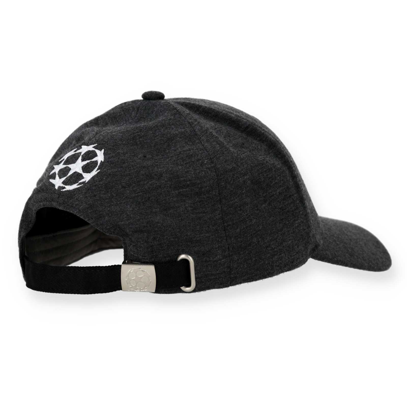 Rückansicht der schwarzen BVB-Kappe mit Metallverschluss und CL-Logo.