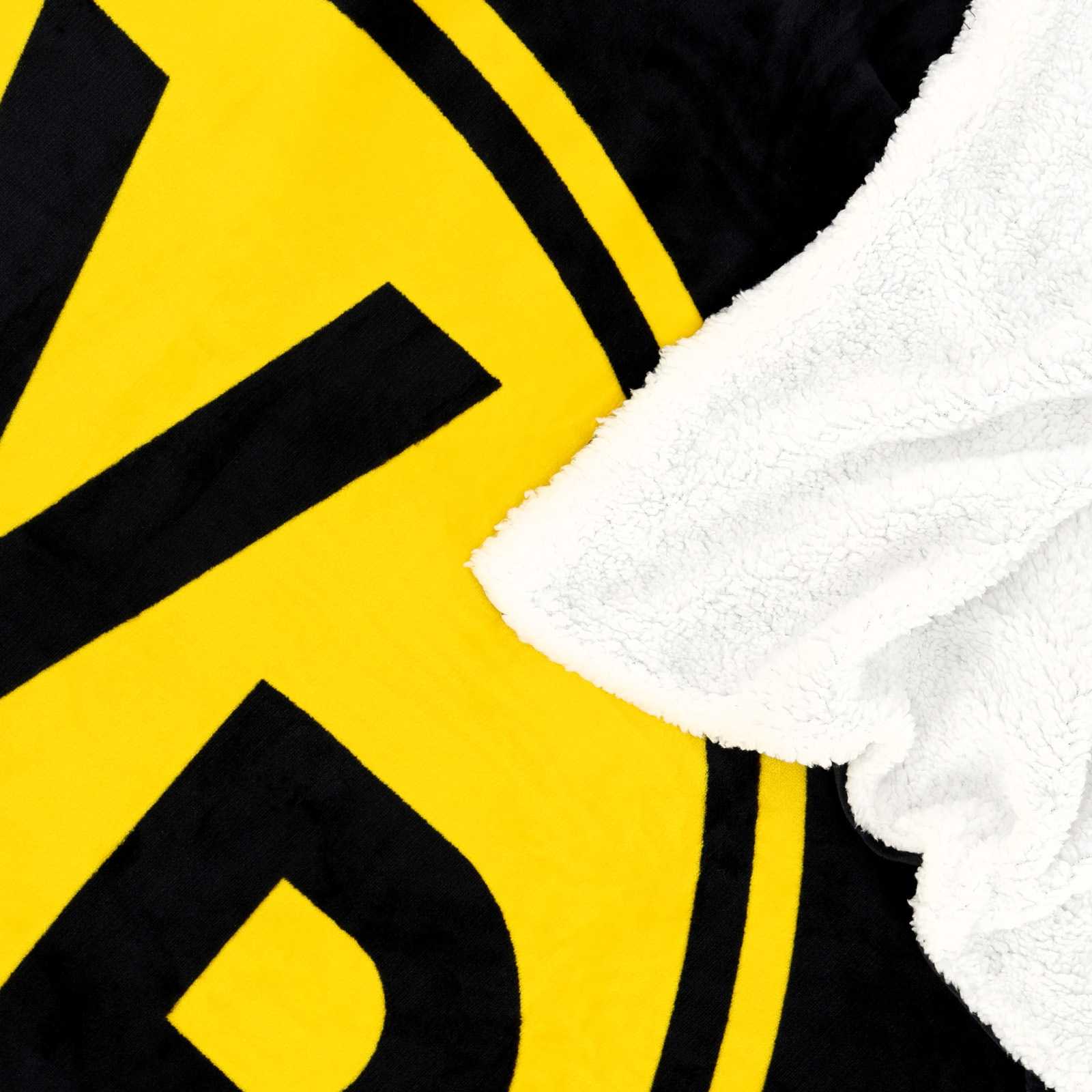 Detailansicht einer umgeschlagenen Ecke der Decke. Die Unterseite ist weiß