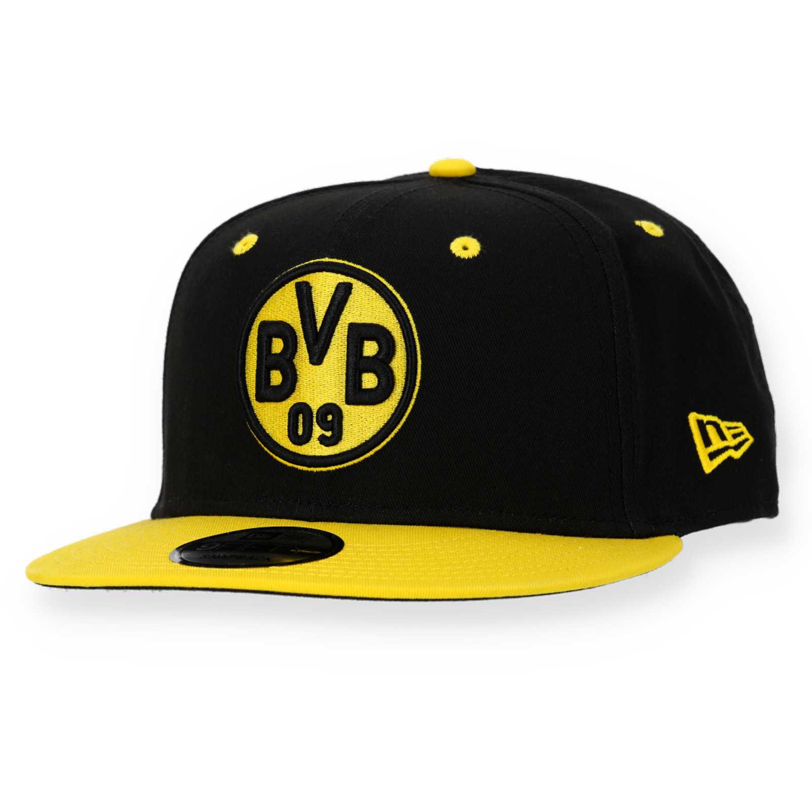 Vorderansicht der schwarzen BVB-Kappe mit gelbem BVB Logo über dem flachen, gelben Schirm, New Era-Modell-Aufkleber auf dem Schirm und gelbem New Era-Logo an der Seite