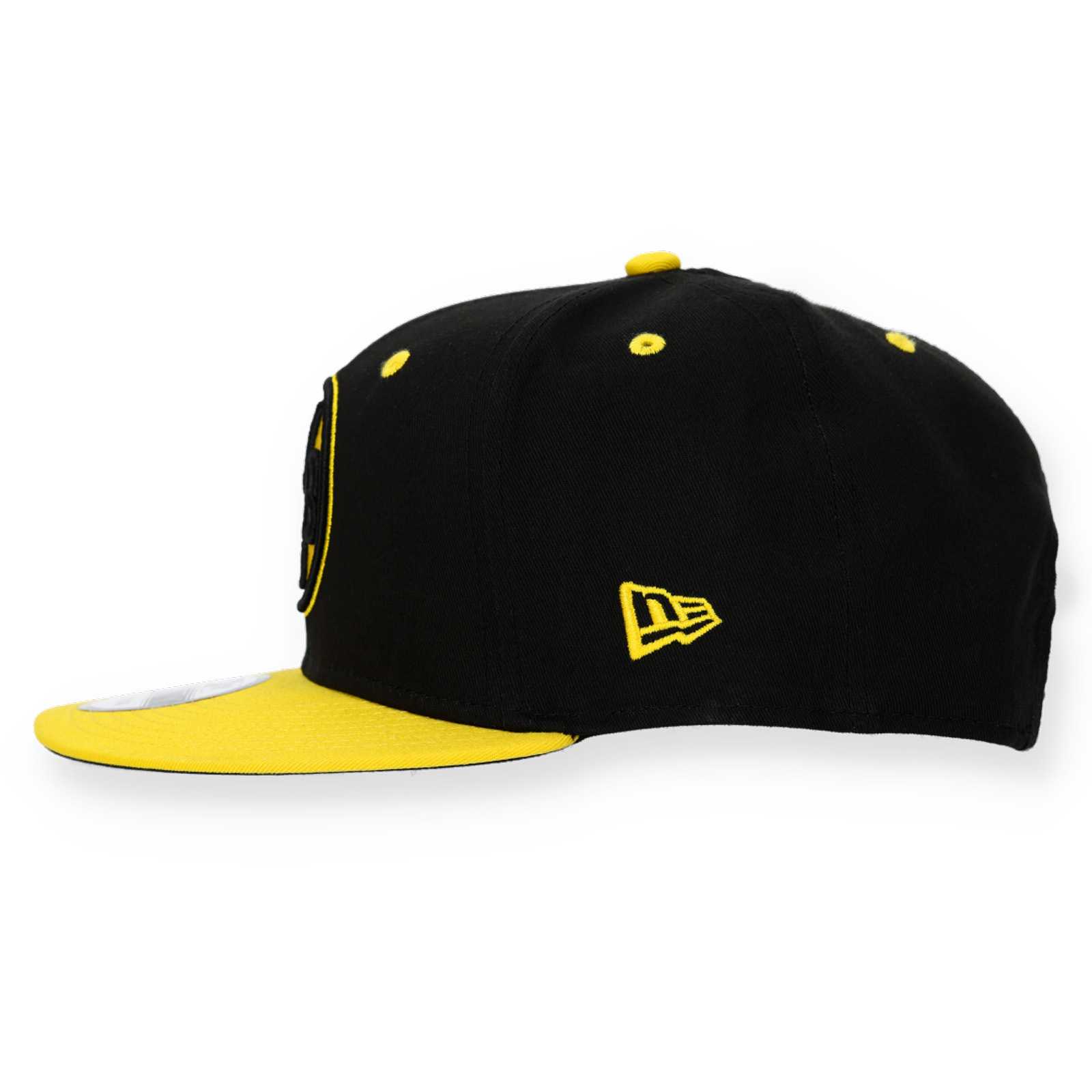 Seitenansicht der schwarzgelben BVB-Kappe mit gelbem New Era-Logo an der Seite