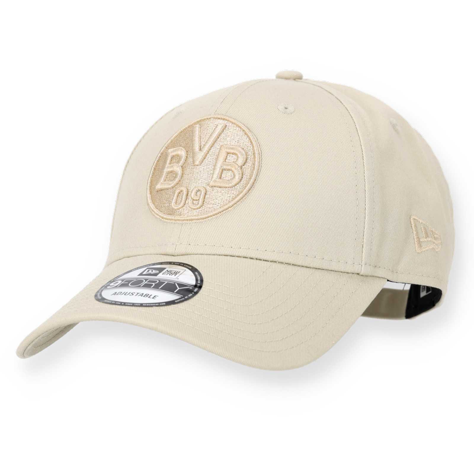 Vorderansicht der beigen BVB-Kappe mit Ton-in-Ton-Logo über dem Schirm, New Era-Modell-Aufkleber auf dem Schirm und Ton-in-Ton New Era-Logo an der Seite