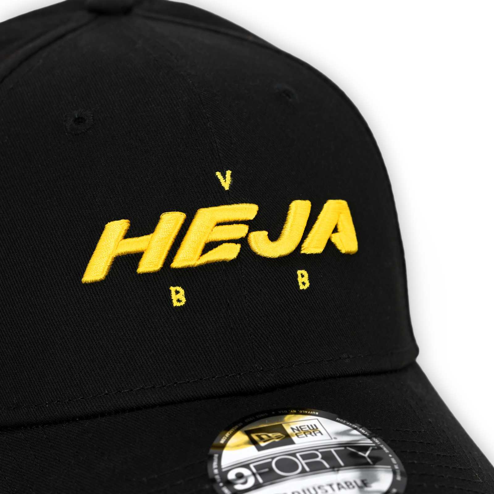 Detailansicht des gelben Heja BVB Schriftzugs über dem Schirm