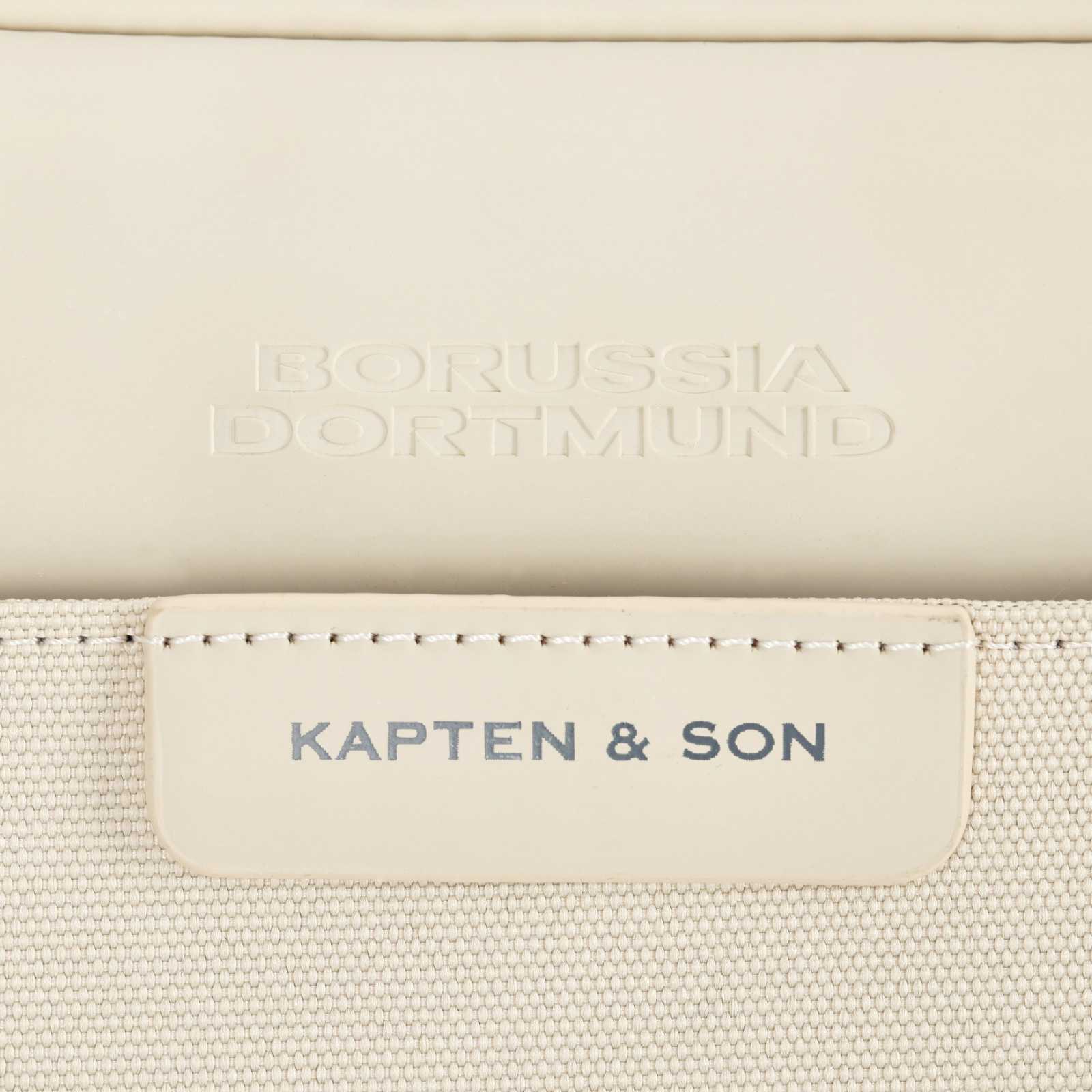 Detailansicht des gestanztem Borussia Dortmund Schriftzugs und des grauen Kapten & Son Schriftzugs