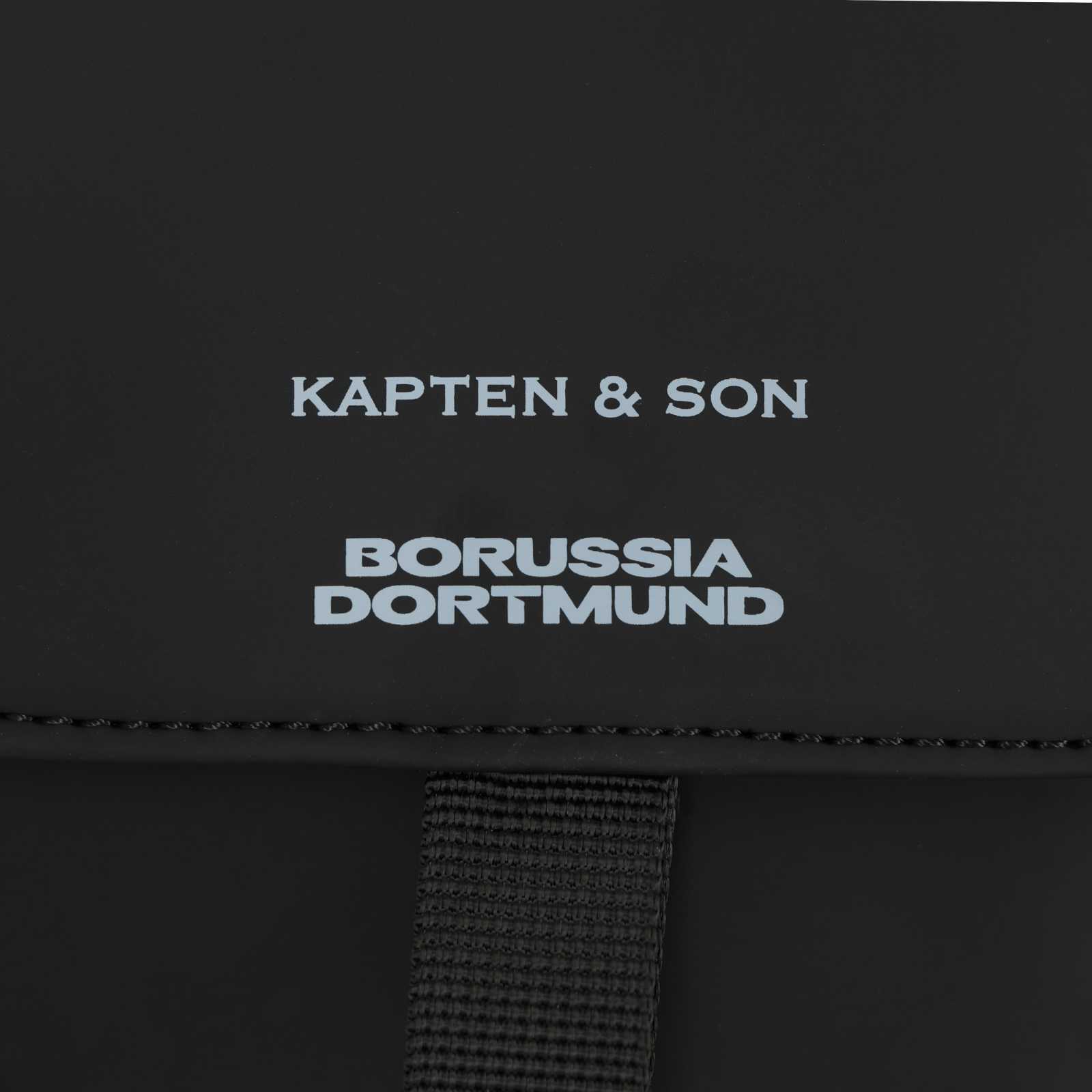 Detailansicht der hellen Borussia Dortmund- und Kapten & Son Schriftzüge