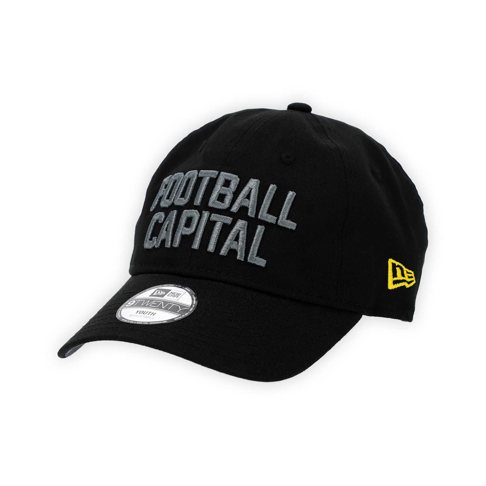 Vorderansicht der schwarzen BVB-Kappe mit dem grauen Schriftzug Football Capital über dem Schirm, New Era-Modell-Aufkleber auf dem Schirm und gelbem New Era-Logo an der Seite