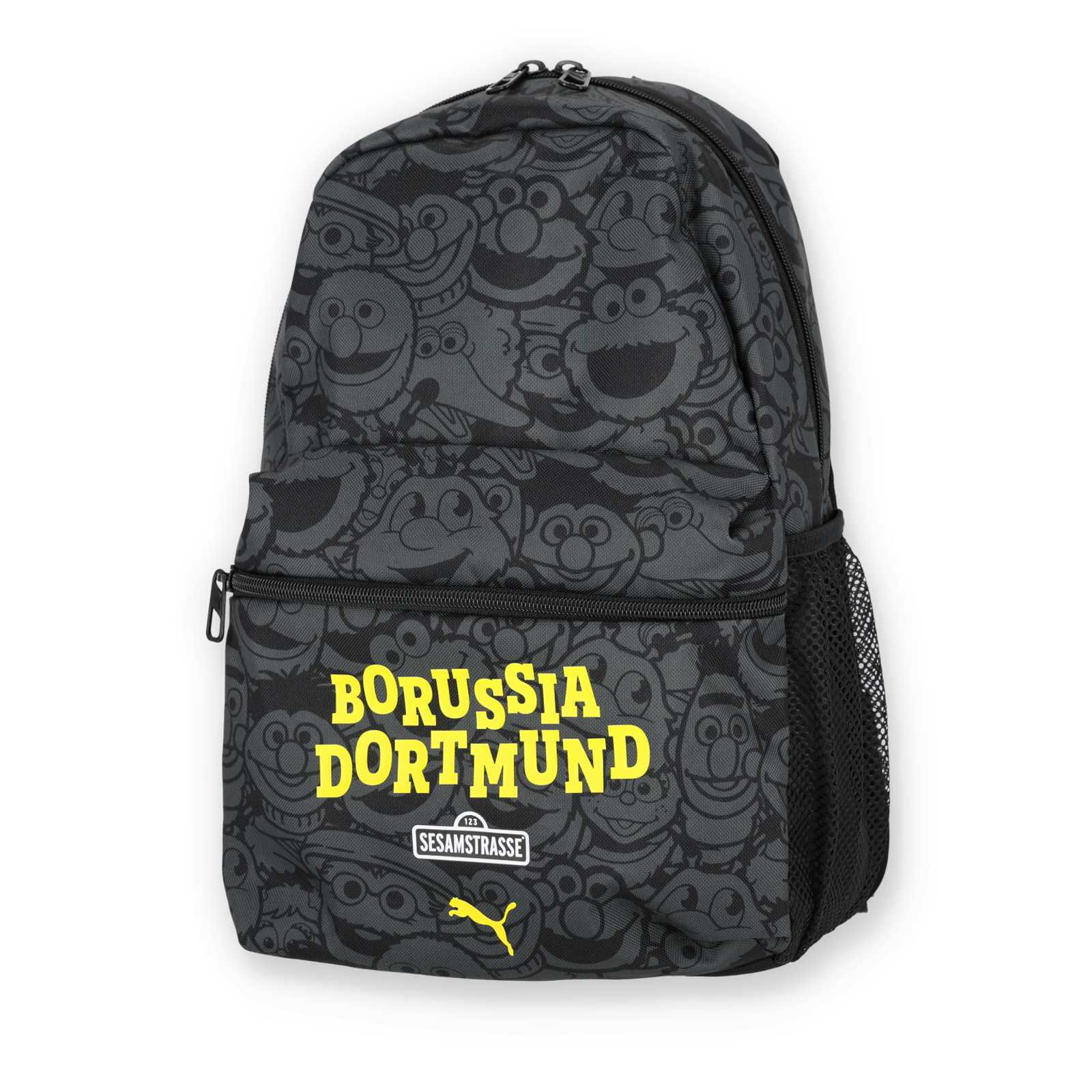 Vorderansicht des schwarzen Rucksacks mit Ton-in-Ton-Muster verschiedener Charaktere der Sesamstraße, einem gelben Borussia Dortmund-Schriftzug, dem Sesamstraßen-Logo und er gelben Puma-Katze.