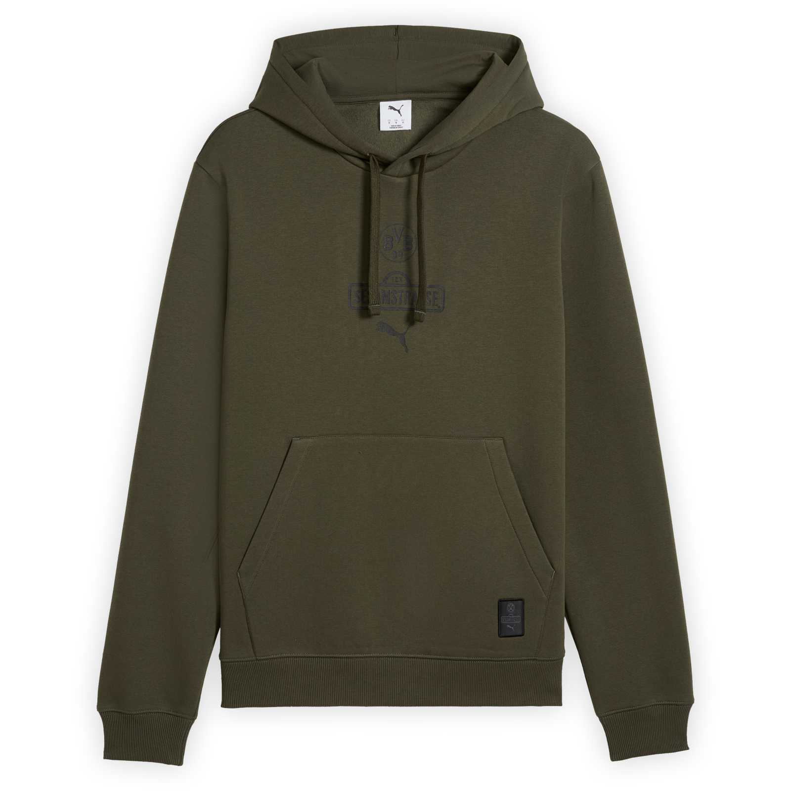 Vorderansicht vom Hoodie in oliv mit grauem BVB-Logo. Sesamstraßen-Logo und PUMA-Katze mittig auf der Brust.