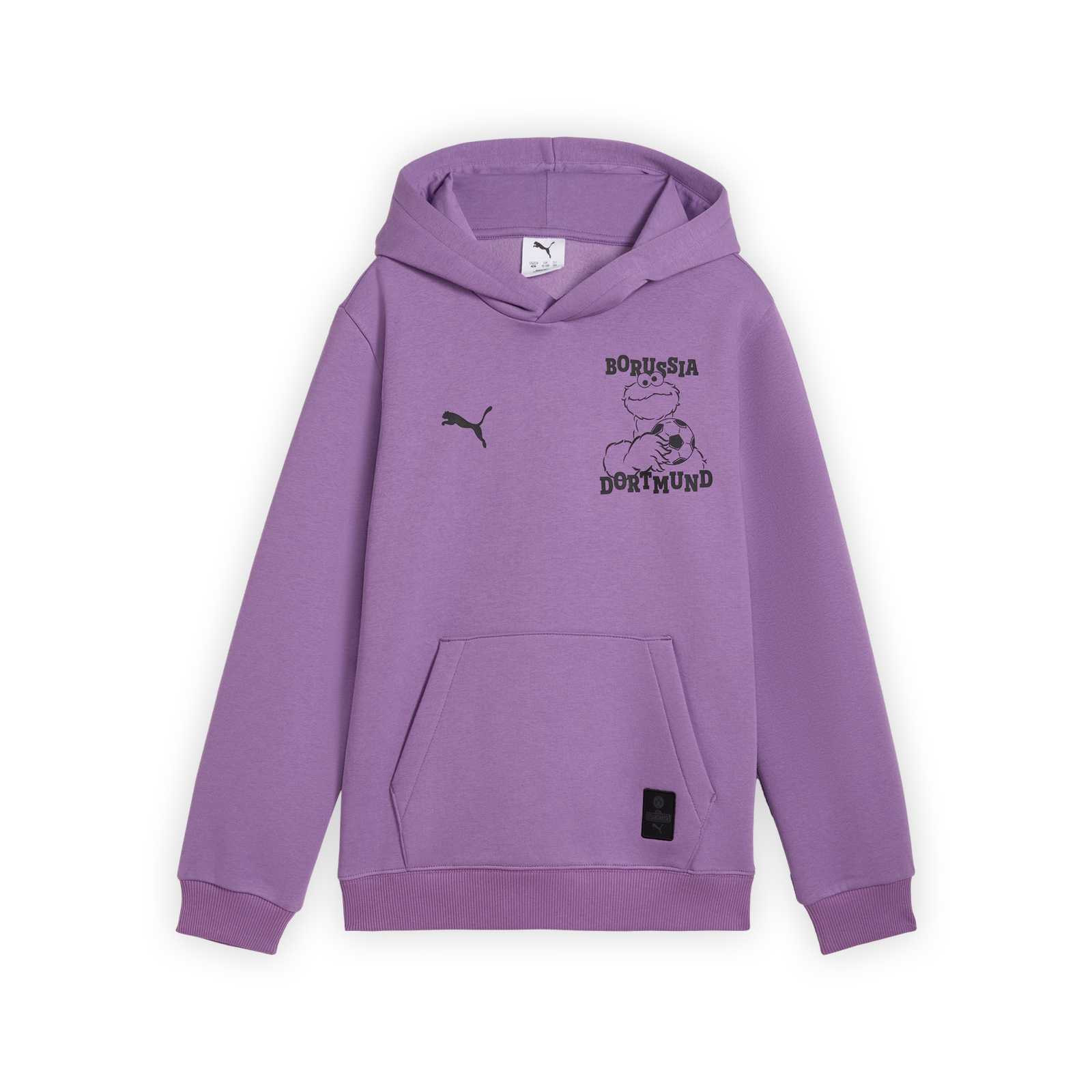 Vorderansicht vom lila Hoodie mit schwarzem Krümelmonster-Aufdruck auf der einen und schwarzer PUMA-Katze auf der anderen Brustseite.