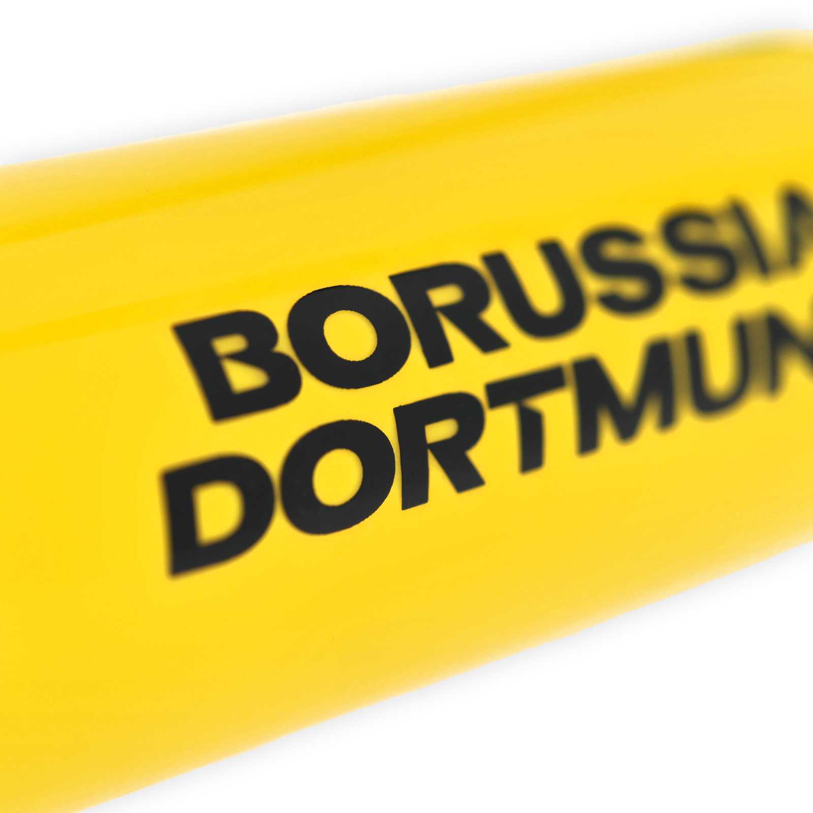 Detailansicht des schwarzen Borussia Dortmund-Schriftzugs