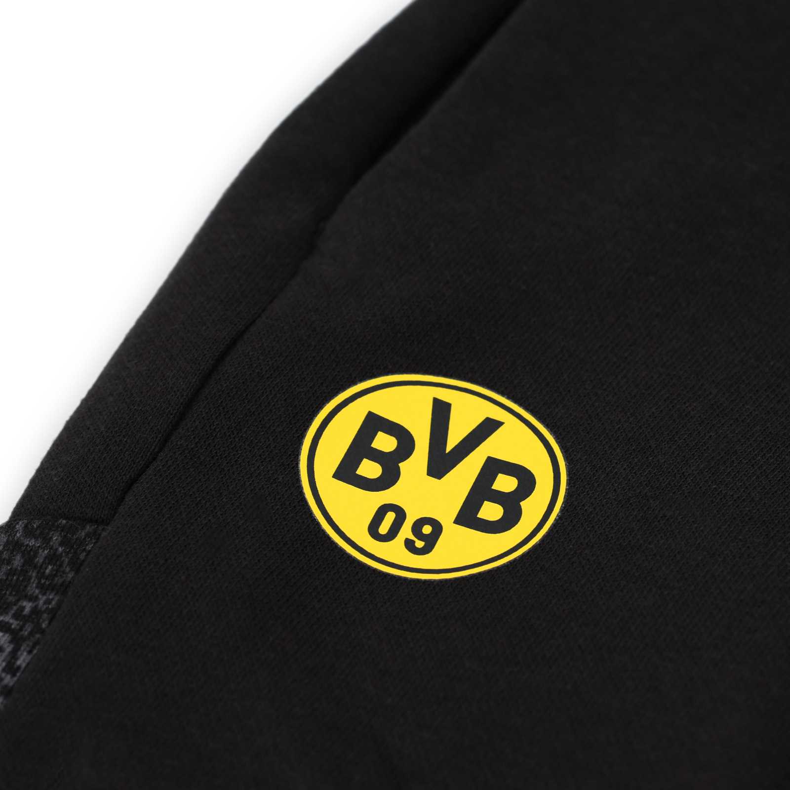 Detailansicht des BVB-Emblems auf dem Bein