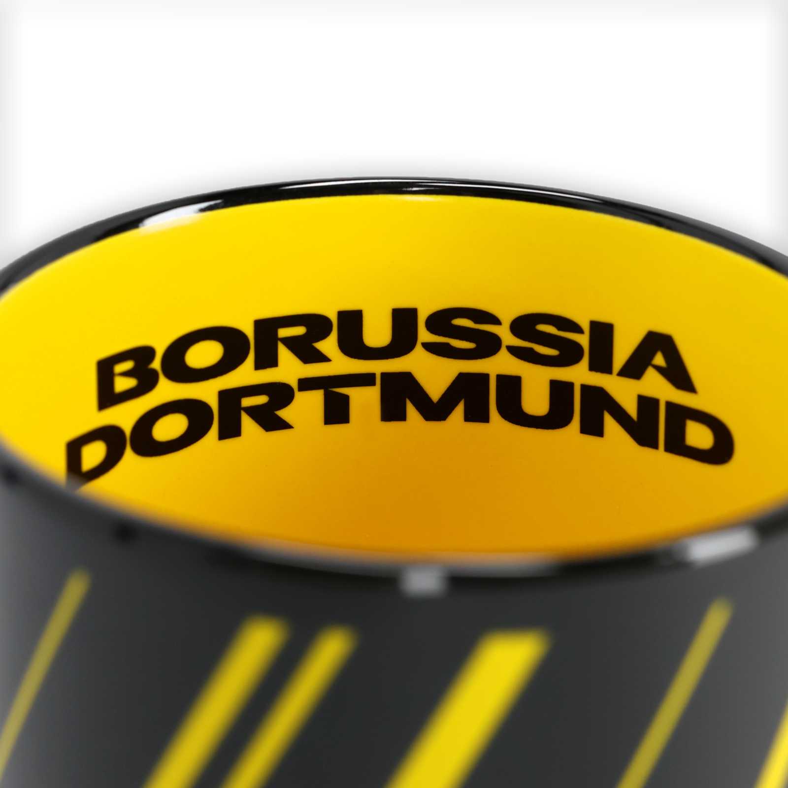 Detailansicht des schwarzen Borussia Dortmund-Schriftzugs im gelben Tassen-Inneren