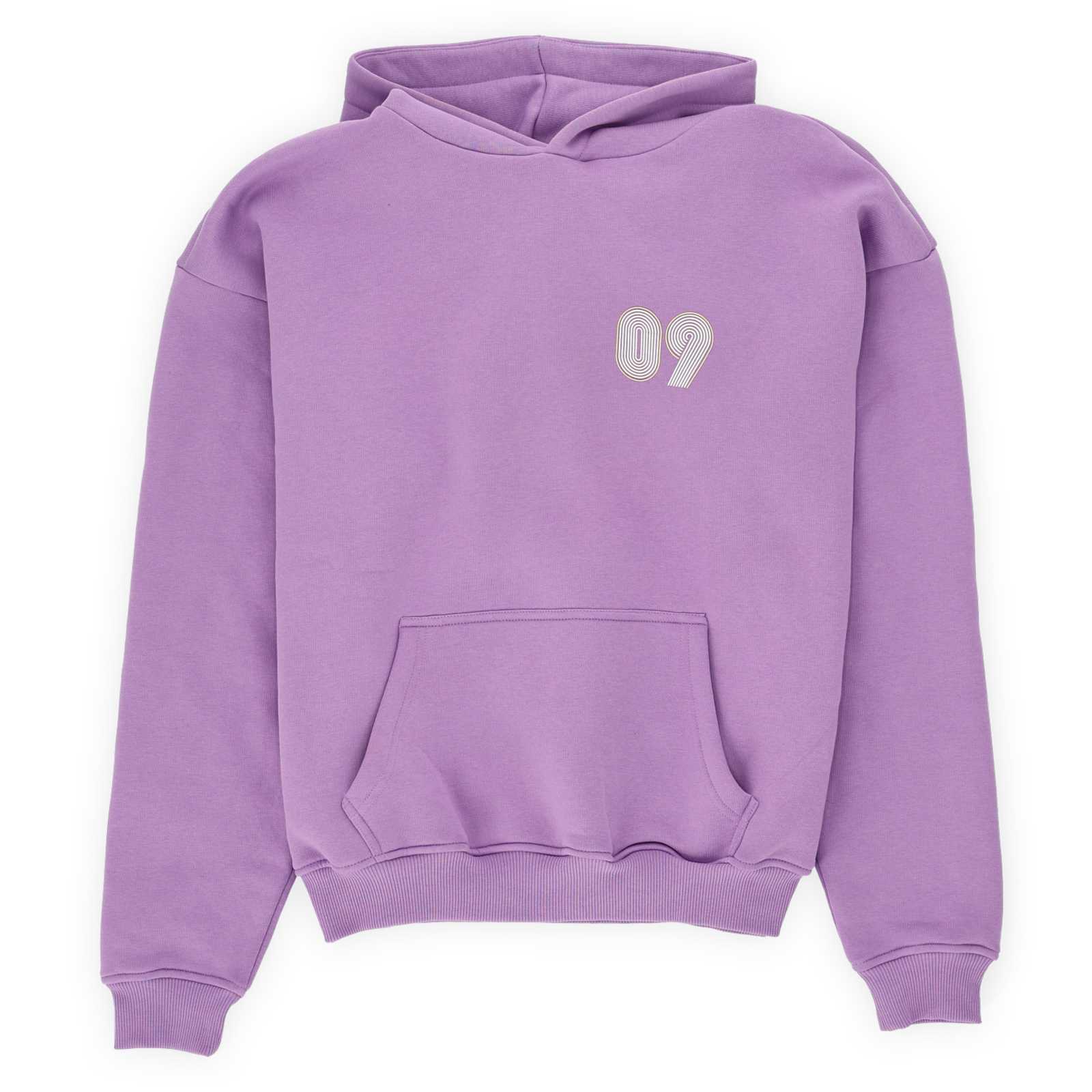 Die Vorderansicht des lila Hoodies mit hellem 09-Schriftzug auf der linken Brustseite