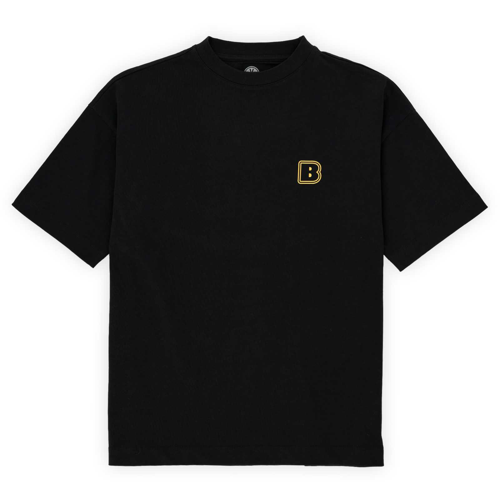 Die Vorderansicht des schwarzen T-Shirts mit einem gelb umrandeten B auf der linken Brustseite