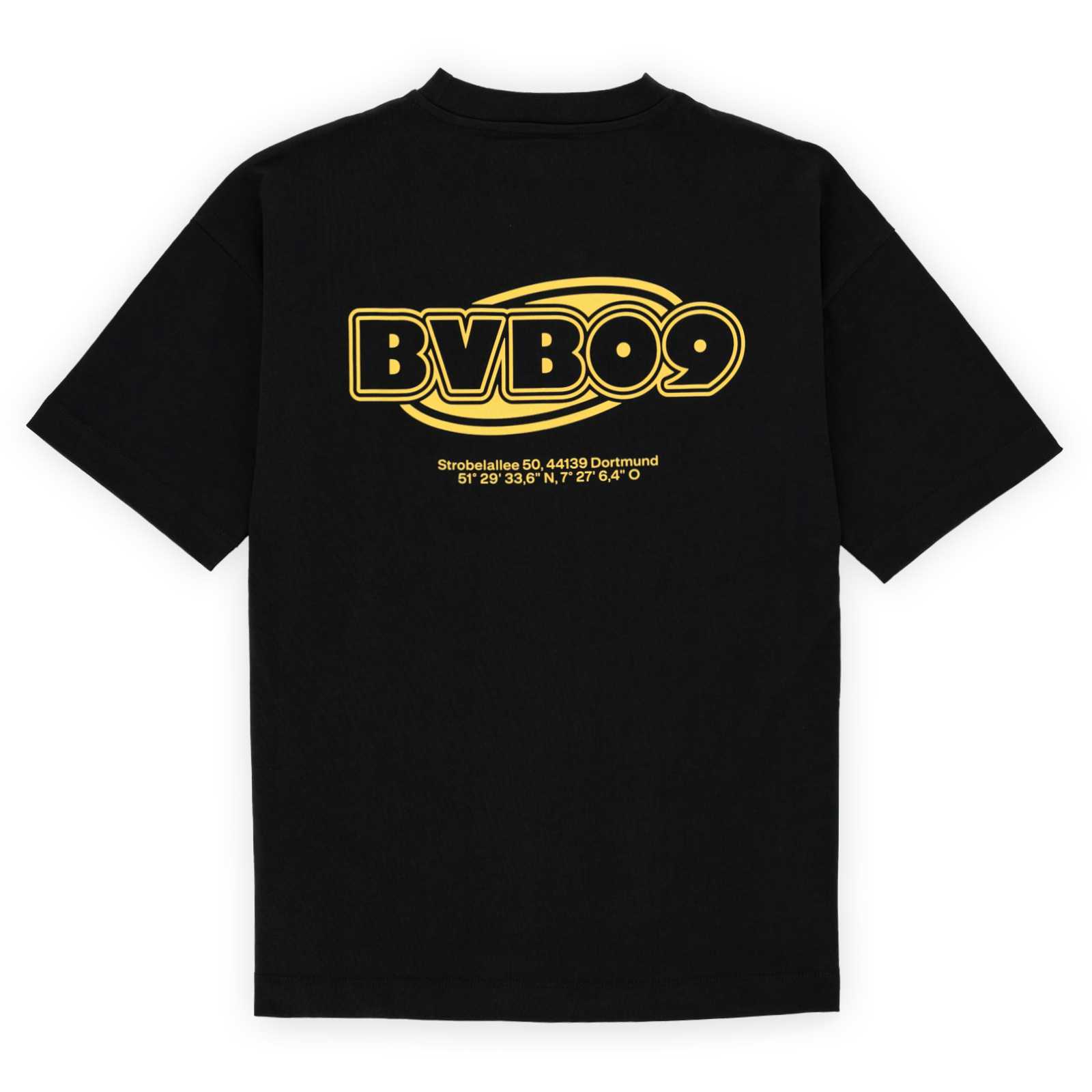 Die Rückansicht des schwarzen T-Shirts mit einem doppelt umrandeten Schriftzug BVB09, hinterlegt von gelben Ellipsen und der Adresse des Stadions sowie Breiten- und Längengrad darunter