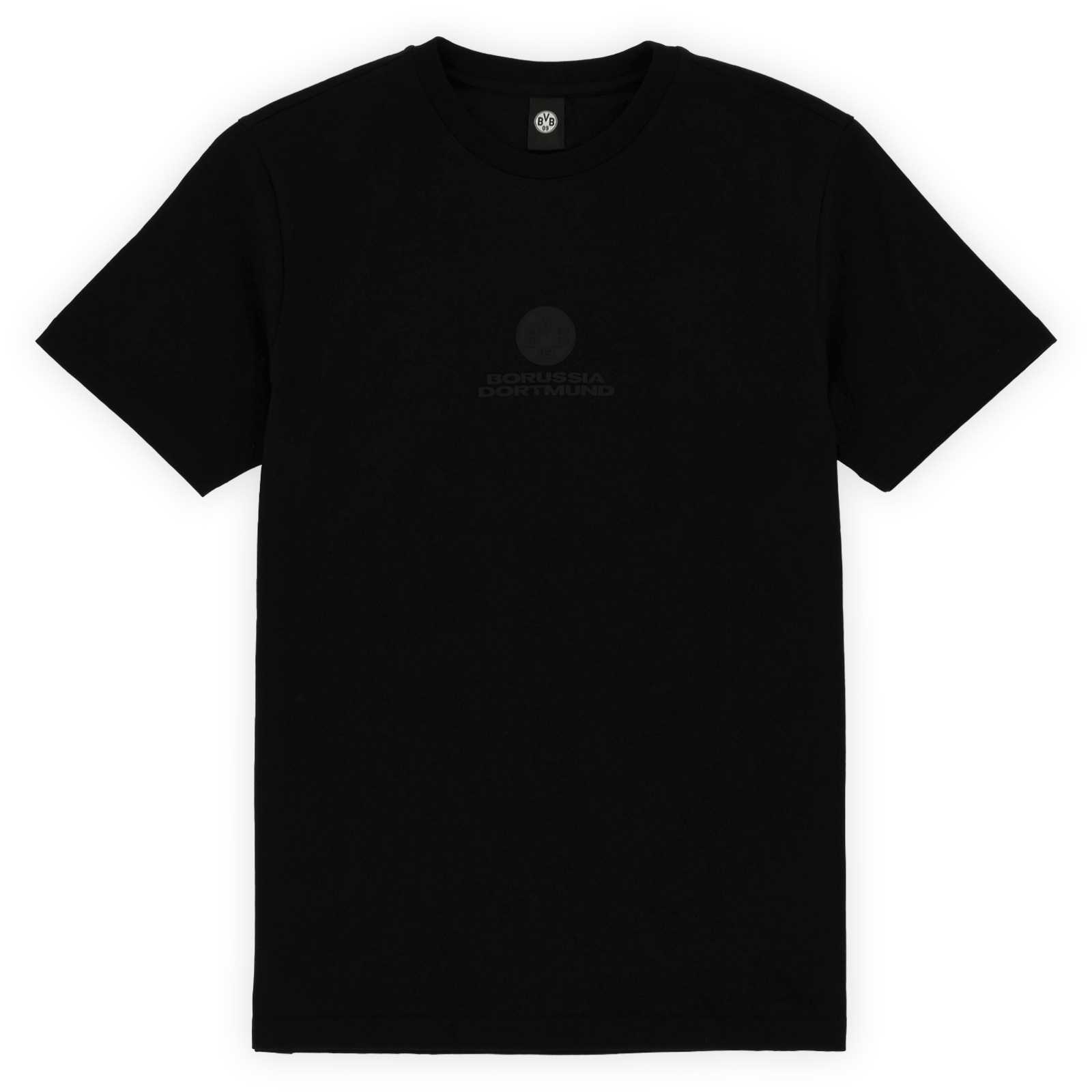 Vorderansicht des schwarzen T-Shirts mit dem schwarzen BVB-Rubber-Badge dem schwarzen Borussia Dortmund Schriftzug mittig auf der Brust.