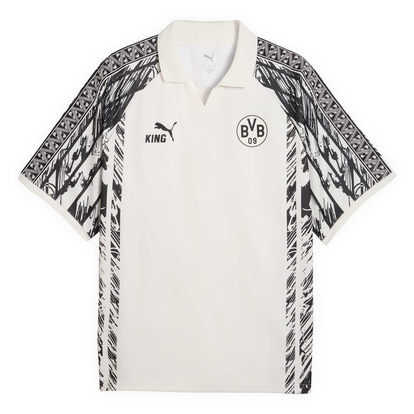 Vorderansicht des weißen PUMA Shirts mit auffälligem schwarzweißen Ärmelmuster und schwarzer PUMA-Katze sowie schwarzweißem BVB-Emblem auf der Brust.