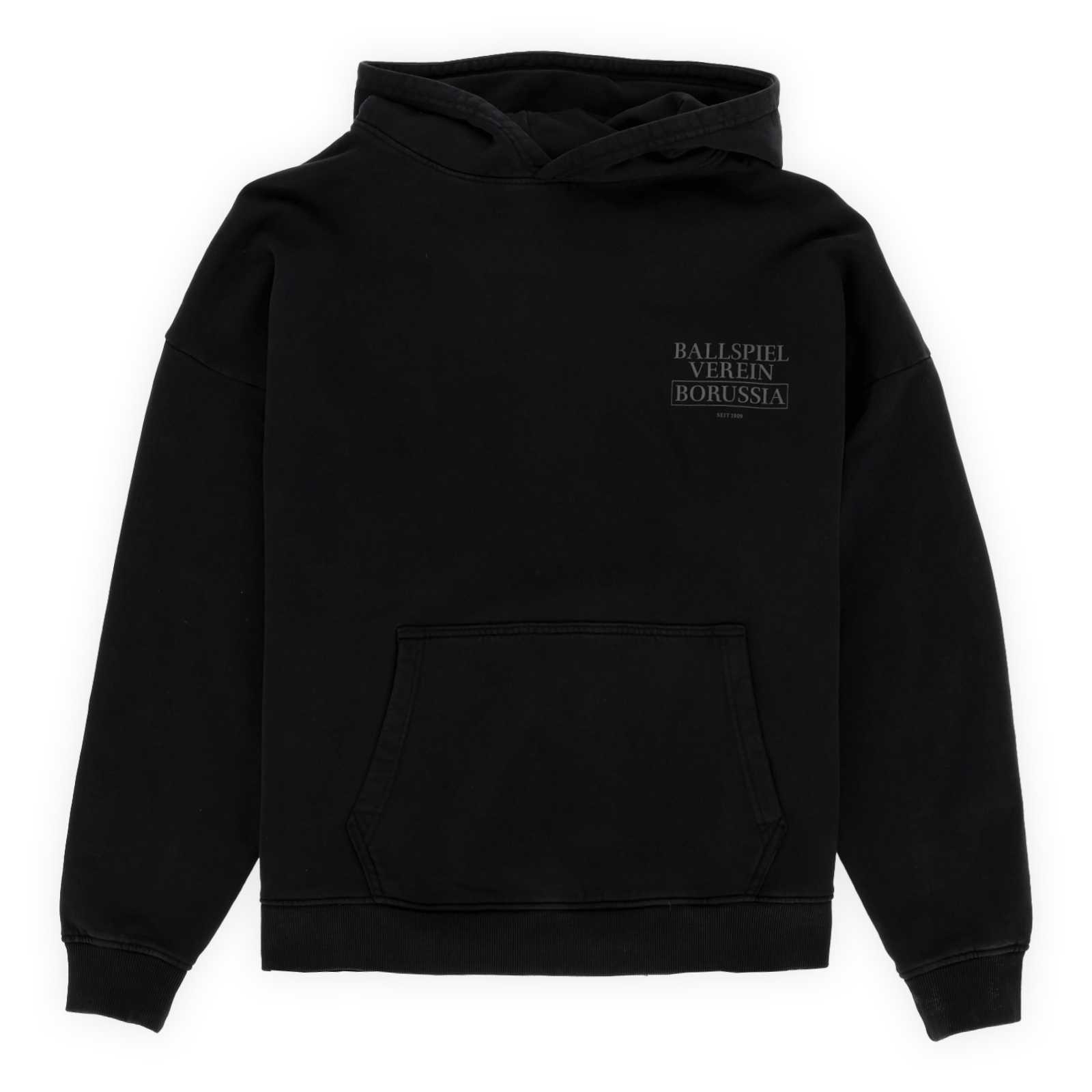 Die Vorderansicht des schwarzen Hoodies mit grauem Ballspielverein Borussia Aufdruck auf der Brust