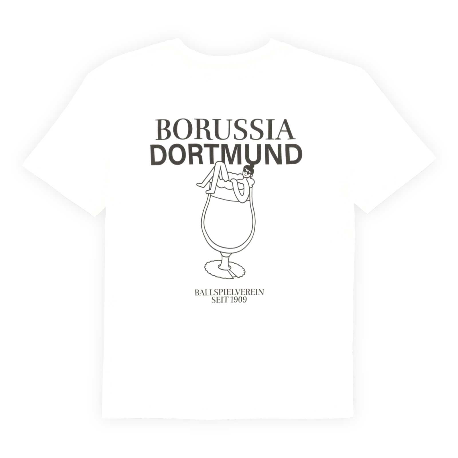 Die Rückansicht des weißen T-Shirts mit schwarzem Borussia Dortmund Schriftzug oben, Ballspielverein Seit 1909 Aufdruck unten und einem Comic-Bild mit einer Frau auf einem Bierglas in der Mitte