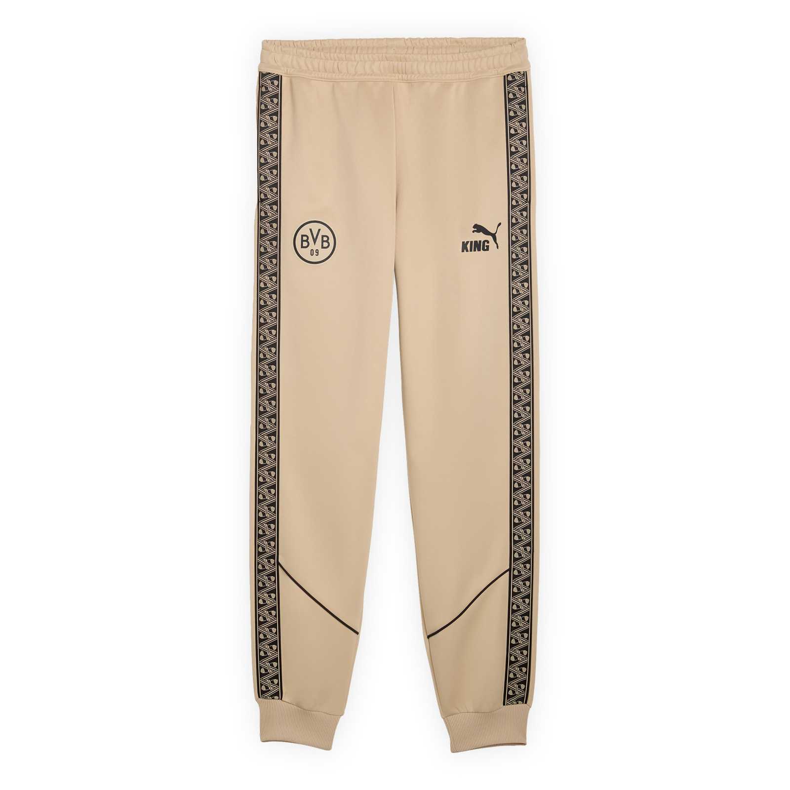 Vorderansicht der BVB-Trainingshose in beige mit schwarzen Details am äußeren Hosenbein und Retro-BVB-Logo sowie PUMA-Katze mit KING Aufschrift.