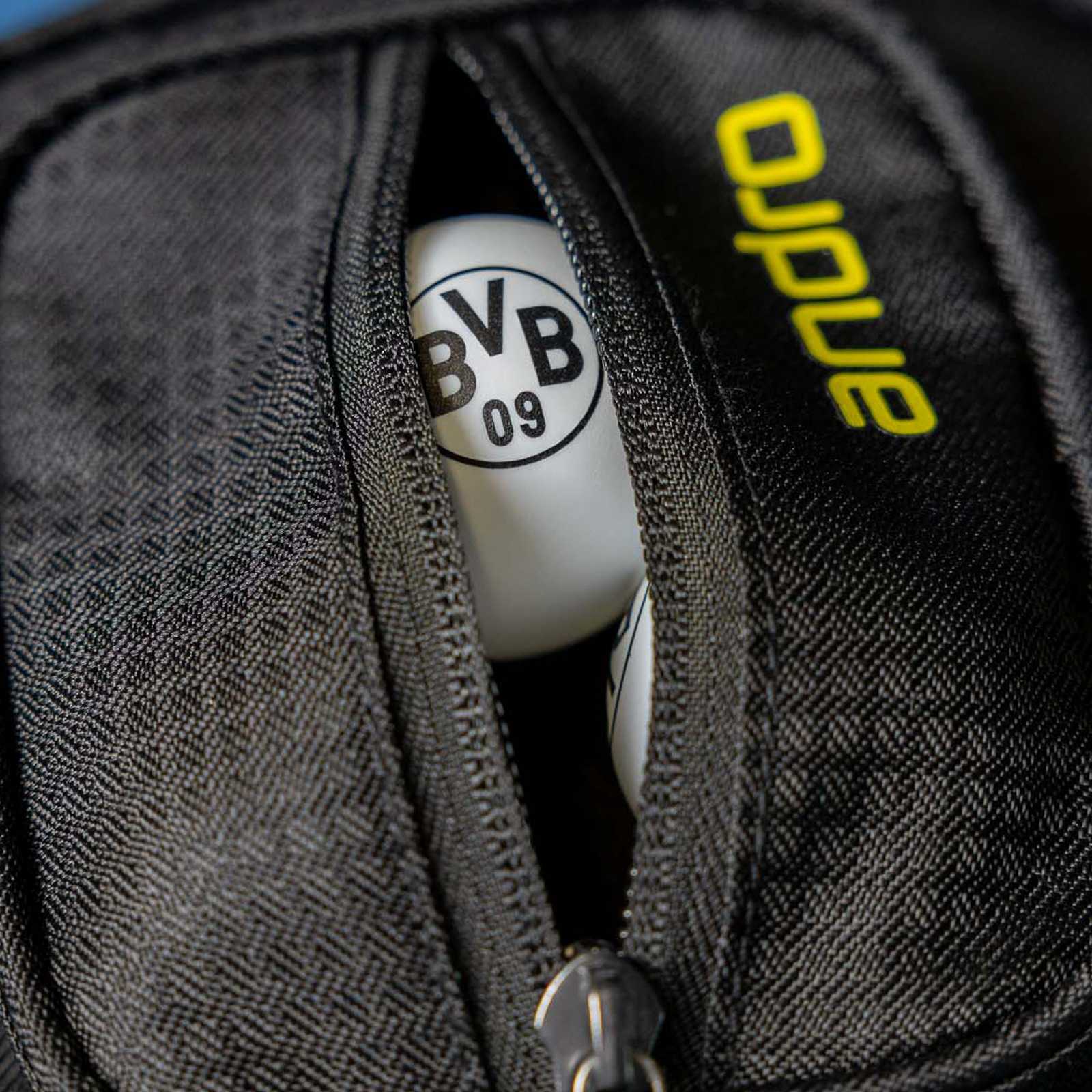 Detailansicht der zusätzlichen Tasche für die Tischtennisbälle.