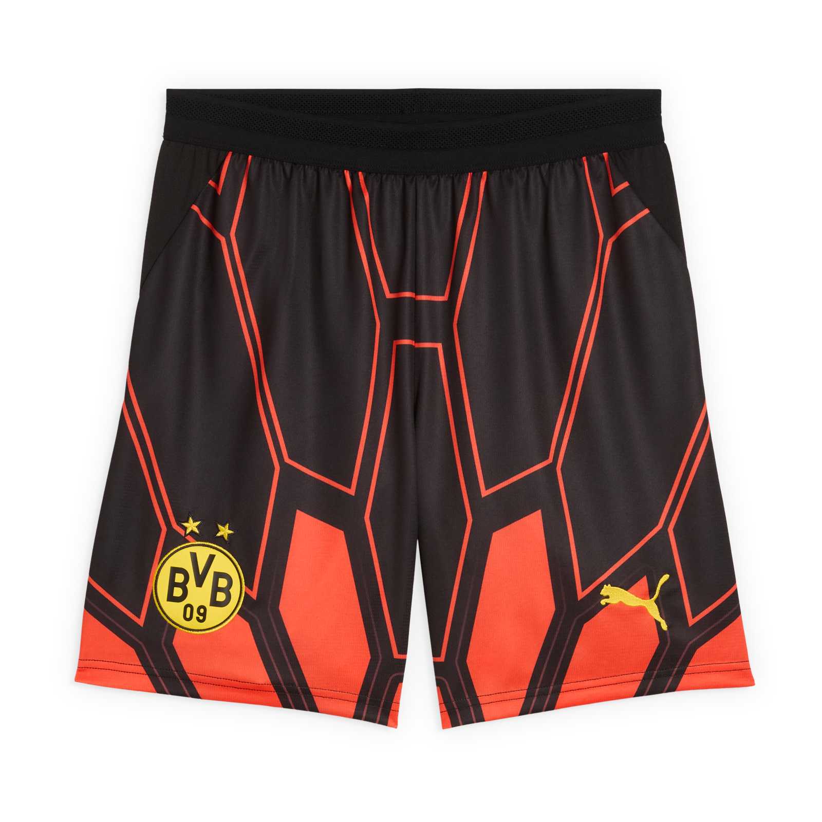 Die Vorderansicht der Torwart-Hose mit rot-schwarzem Muster, gelber PUMA-Katze und BVB-Emblem auf den Beinen.