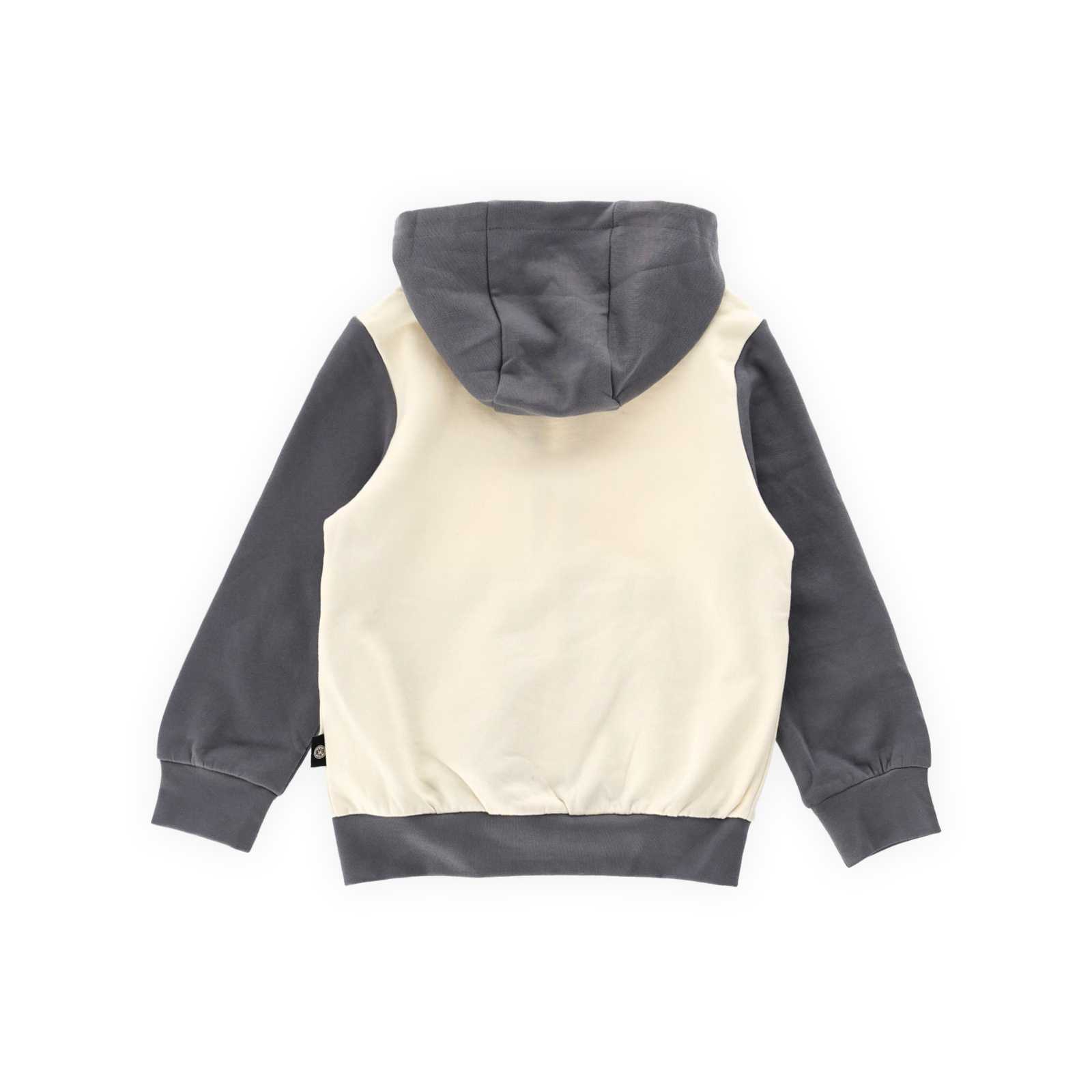 Die Rückansicht des beigen Hoodies mit braunen Ärmeln und brauner Kapuze