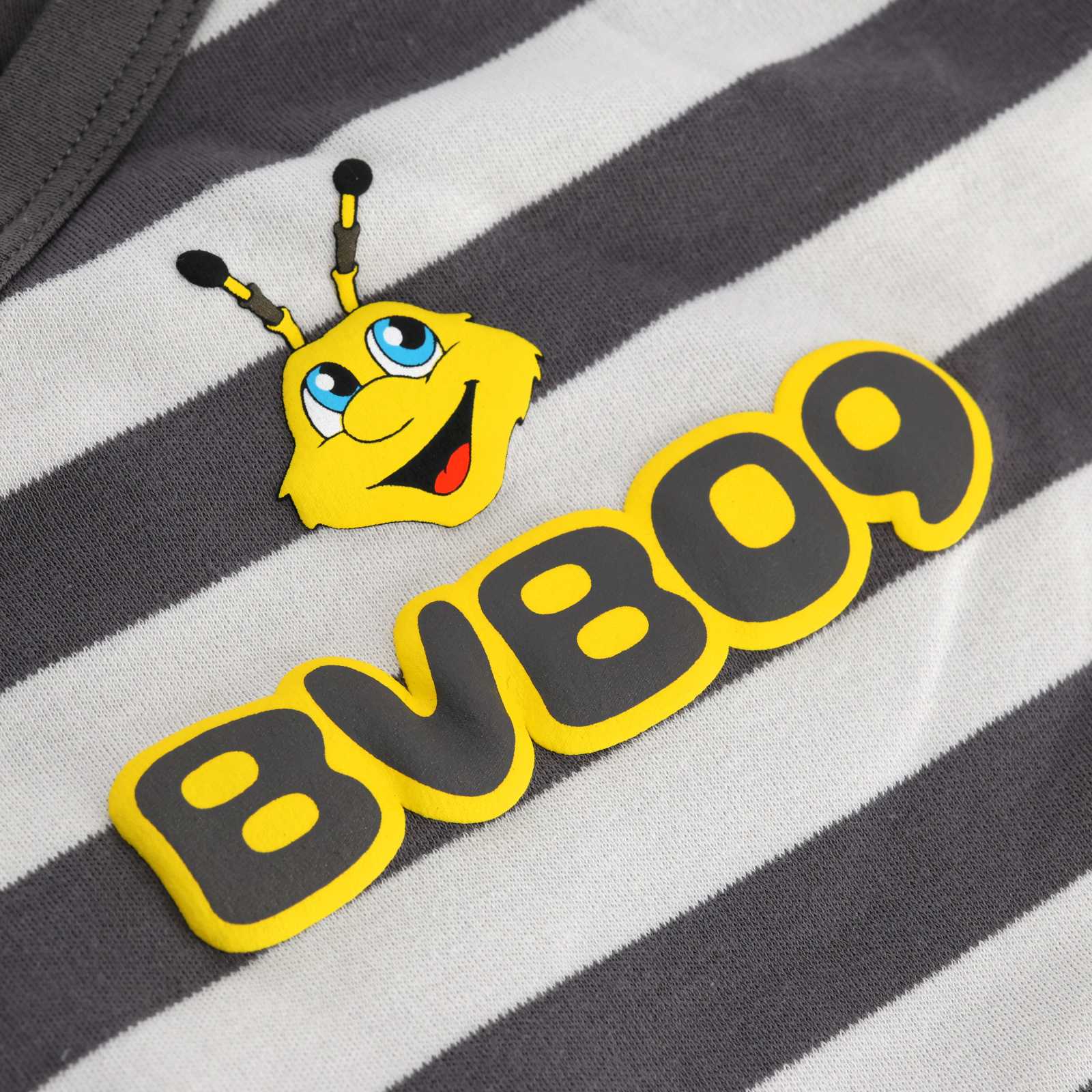 Detailansicht des BVB09 Prints und dem Gesicht des Maskottchens EMMA.