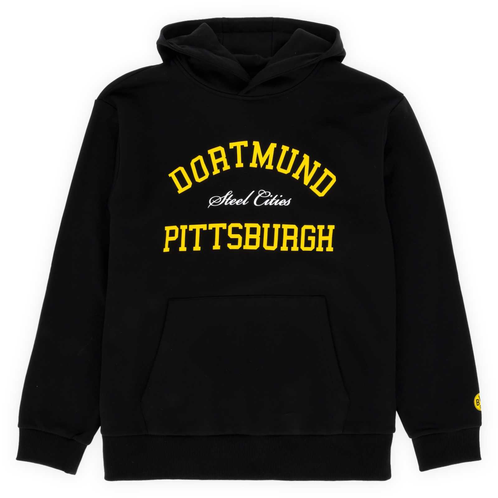 Die Vorderansicht des schwarzen Hoodies mit gelben Pittsburgh- und Dortmund-Schriftzügen und weißem Steel Cities-Schriftzug auf der Brust.