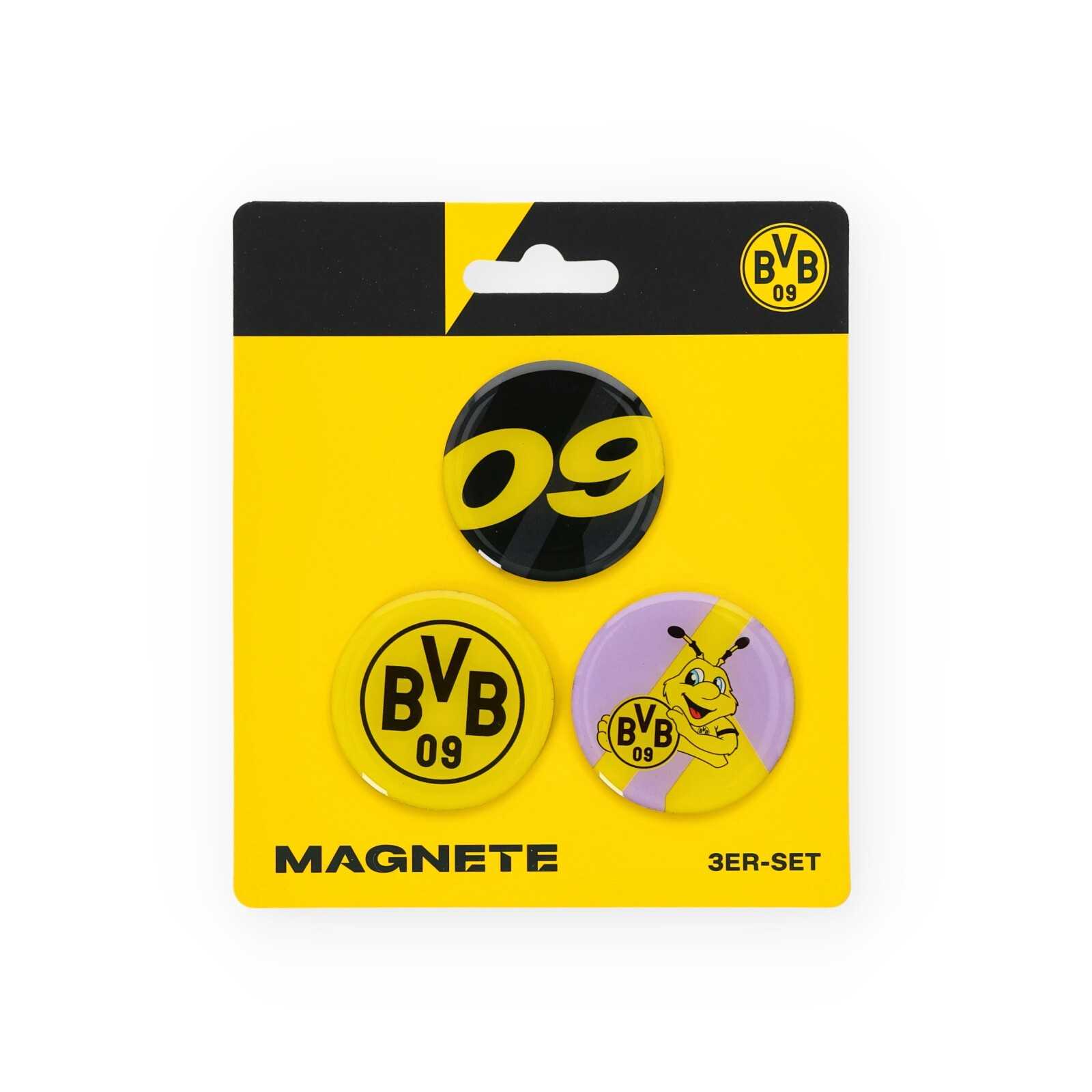 Die drei Magnete, bestehend aus einem mit BVB-Emblem, ein schwarzer mit gelber 09 und einem mit EMMA, die das BVB-Emblem hält, in der Blisterverpackung