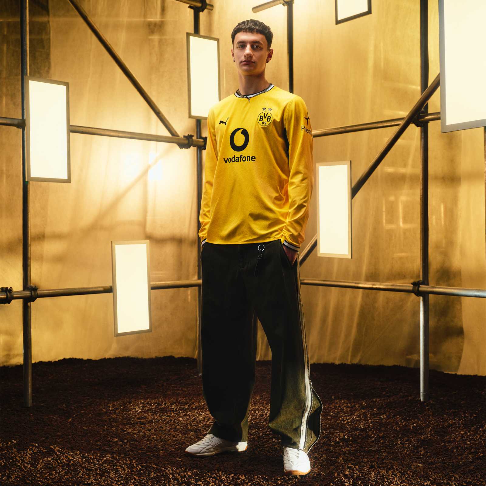 Luca Reggiani trägt das langärmelige BVB-Trikot mit schwarzweißem Kragen und Armbündchen, schwarzer PUMA-Katze, BVB-Emblem und Vodafone-Logo auf der Brust.