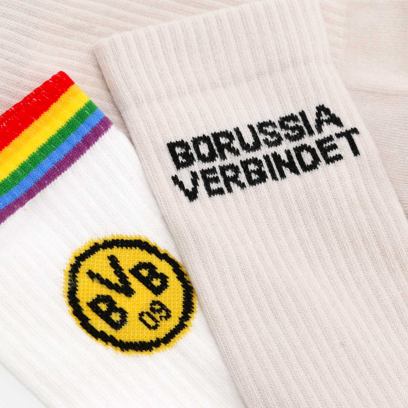 Detailansicht der Regenbogenstreifen am Bund und des schwarzen Borussia verbindet Schriftzugs