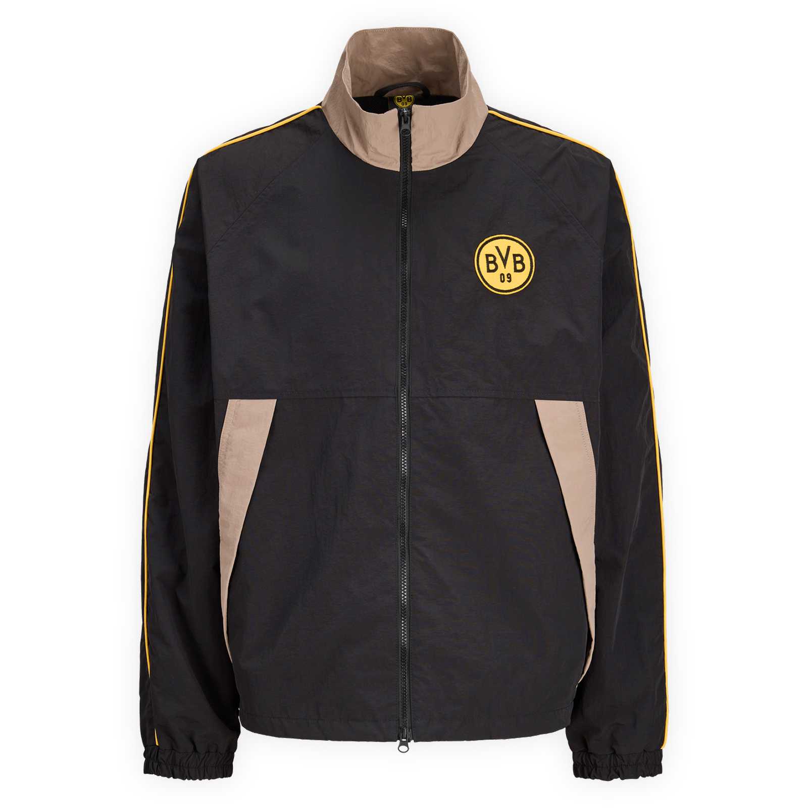 Die Vorderansicht der schwarzen Trainingsjacke mit Retro BVB Emblem und beigen Taschen und beigem Stehkragen