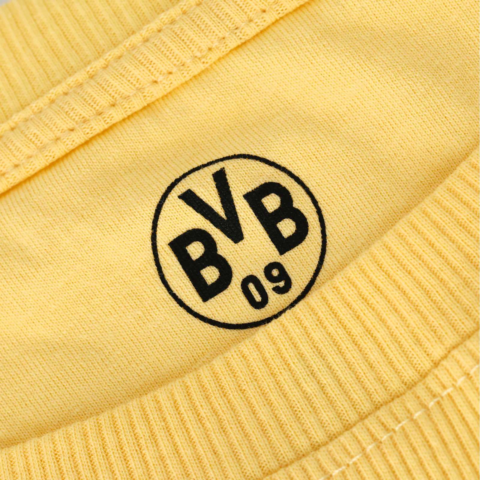 Detailansicht des schwarzen BVB-Emblems innen im Nacken