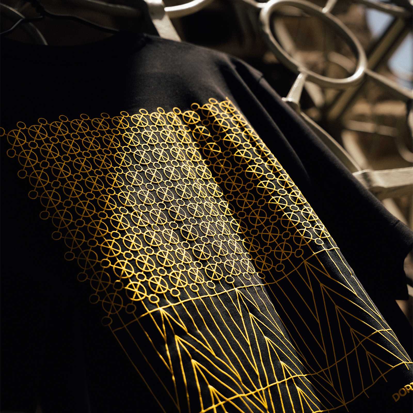 Das Shirt hängt an einem Stadiontor