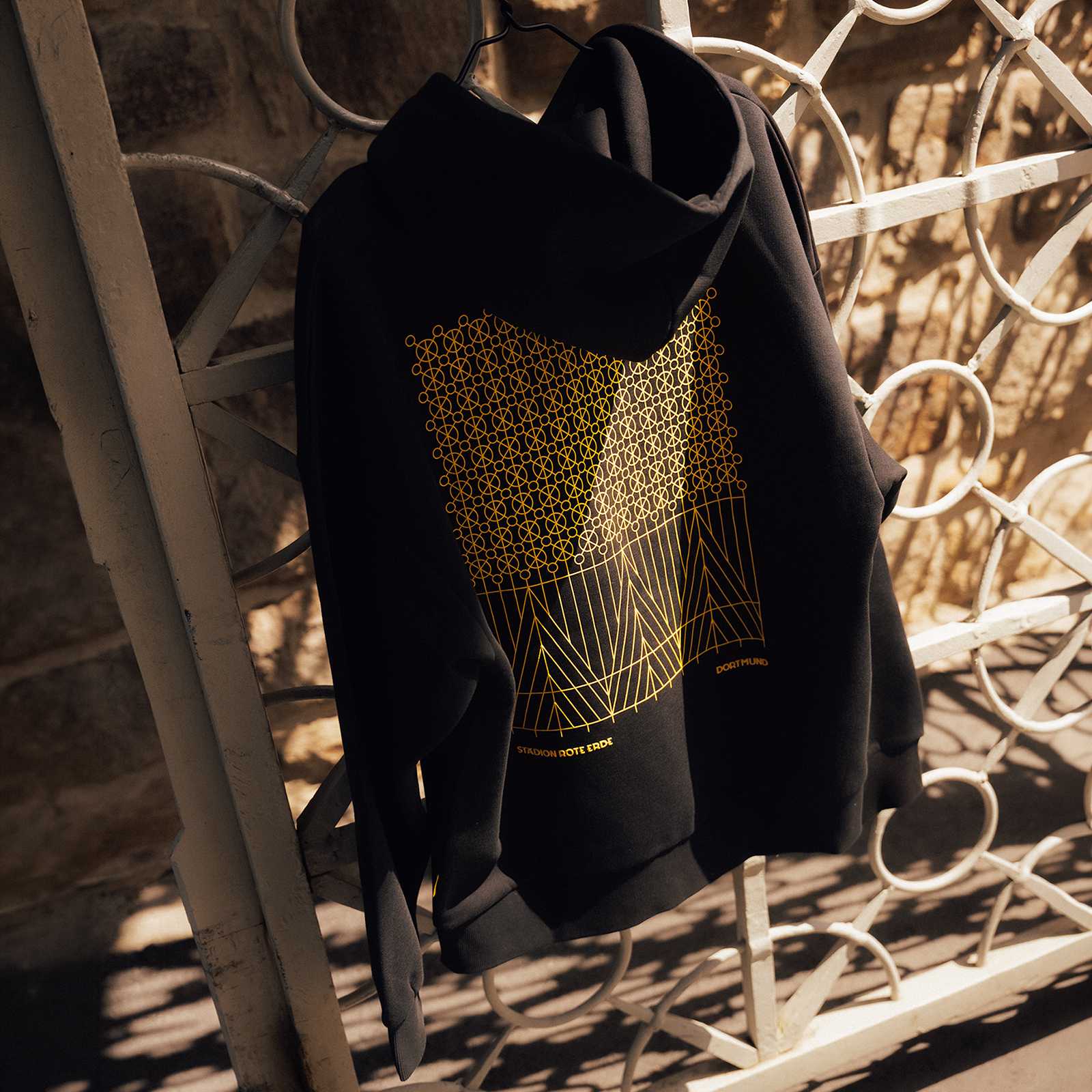 Der Hoodie hängt an einem Stadiontor