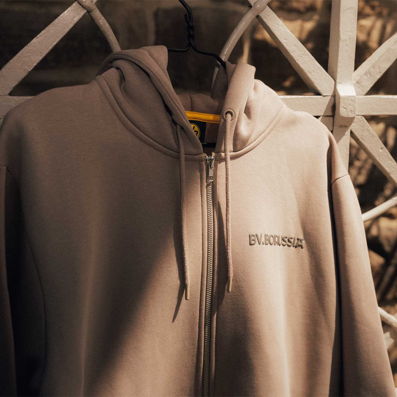Der Hoodie hängt an einem Stadiontor