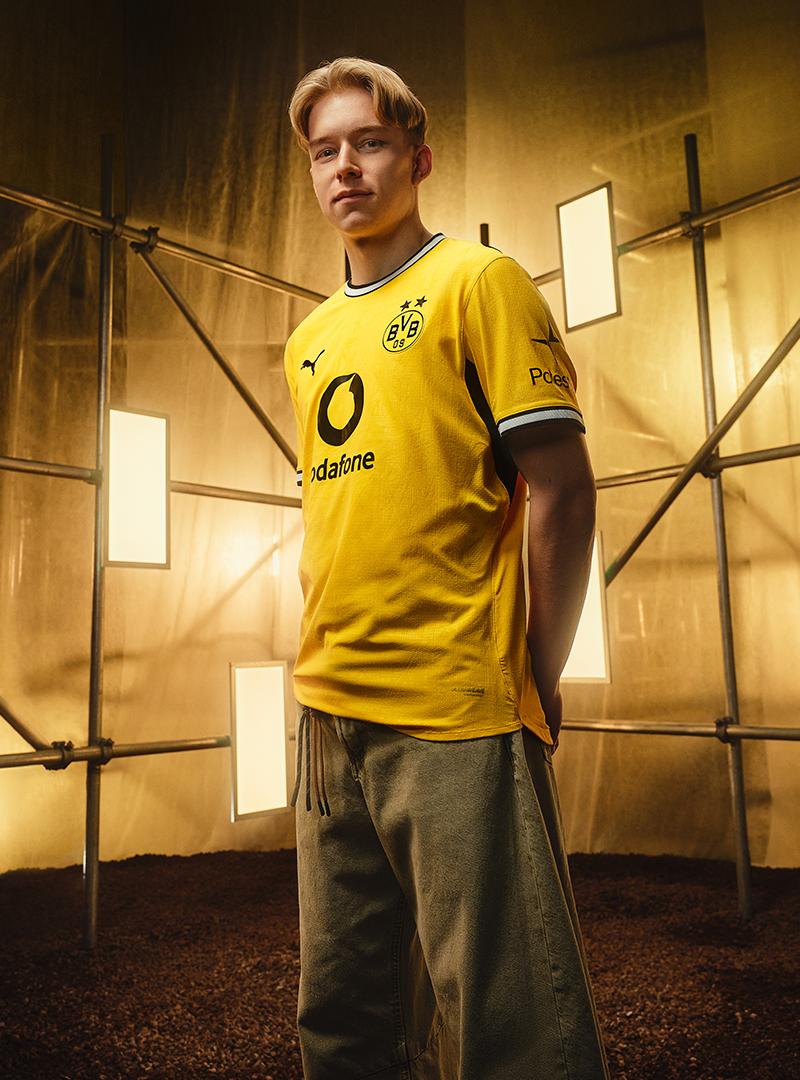 Daniel Svensson in dem neuen Heimtrikot 26/27